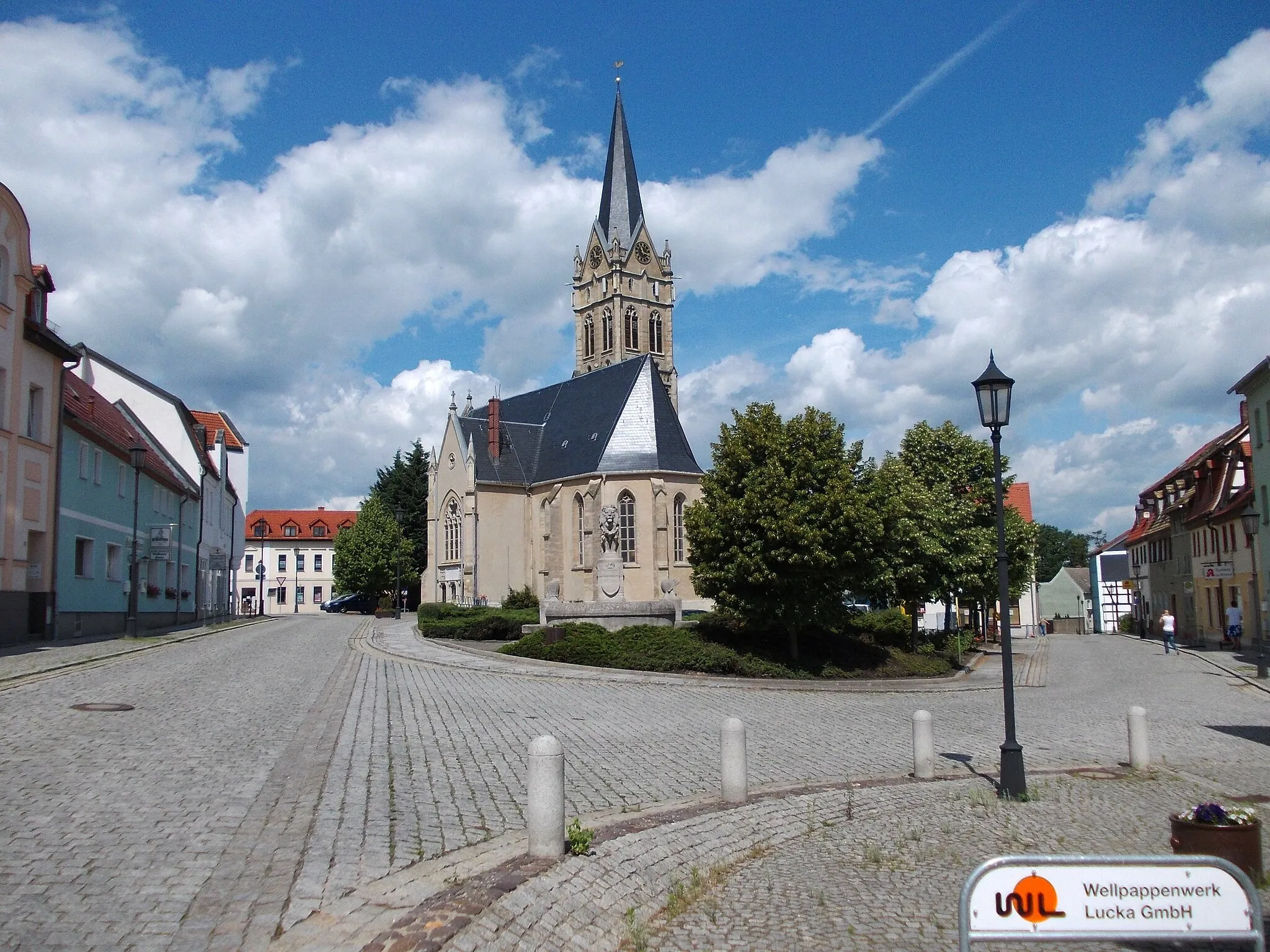 Photo showing: Market square with St. Pancratius Church and Wettin Fountain in Lucka (district of Altenburger Land, Thuringia)