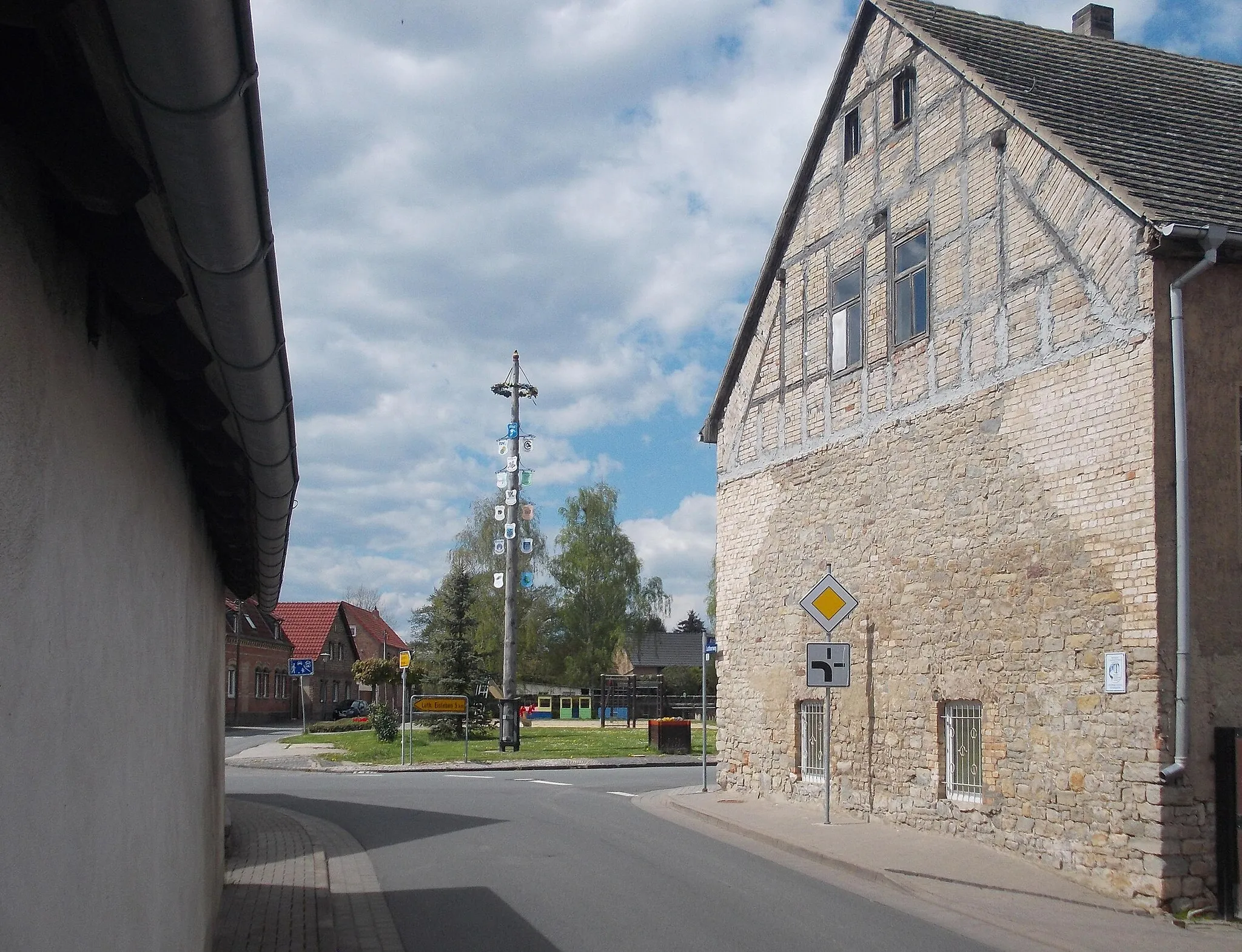 Photo showing: View of the village green from Lutherweg, in Unterrissdorf (Eisleben, mansfeld-Südharz district, Saxony-Anhalt)