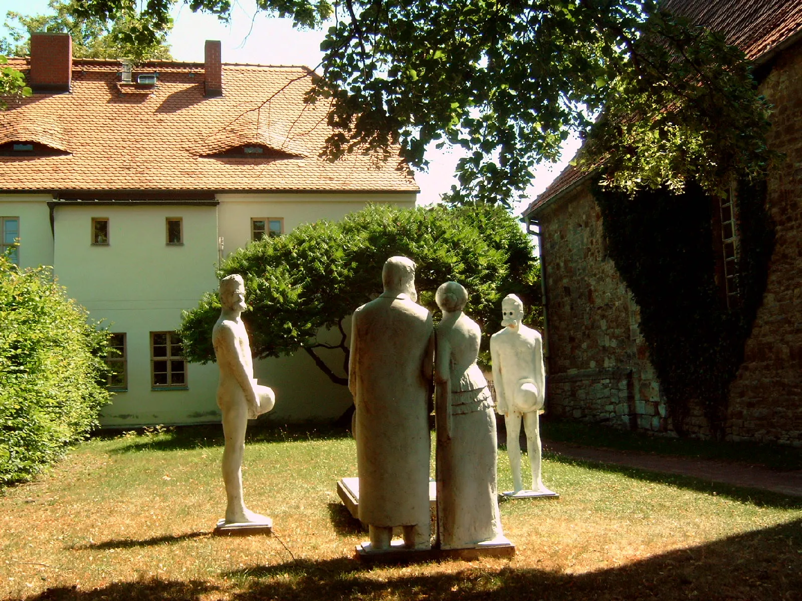 Photo showing: Geburtshaus des Philosophen Friedrich Nietzsche mit Denkmal in Röcken