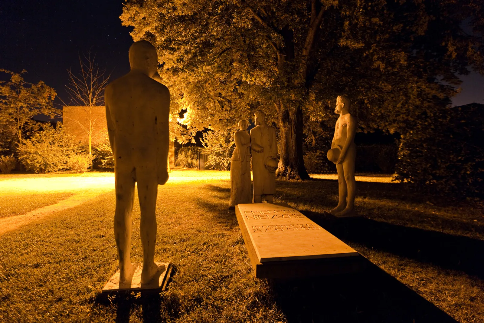 Photo showing: Night view of the Nietzsche memorial in Röcken. – The picture was first published in b/w in the book "Die Südharzreise" ("The South Harz Journey"), by SuKuLTuR, Berlin, in 2010. The entire book was released under CC by-nc-sa 3.0, all pictures have been re-licensed under CC by-sa, see user page for details. – Picture taken with a Canon EOS 5D Mark II.