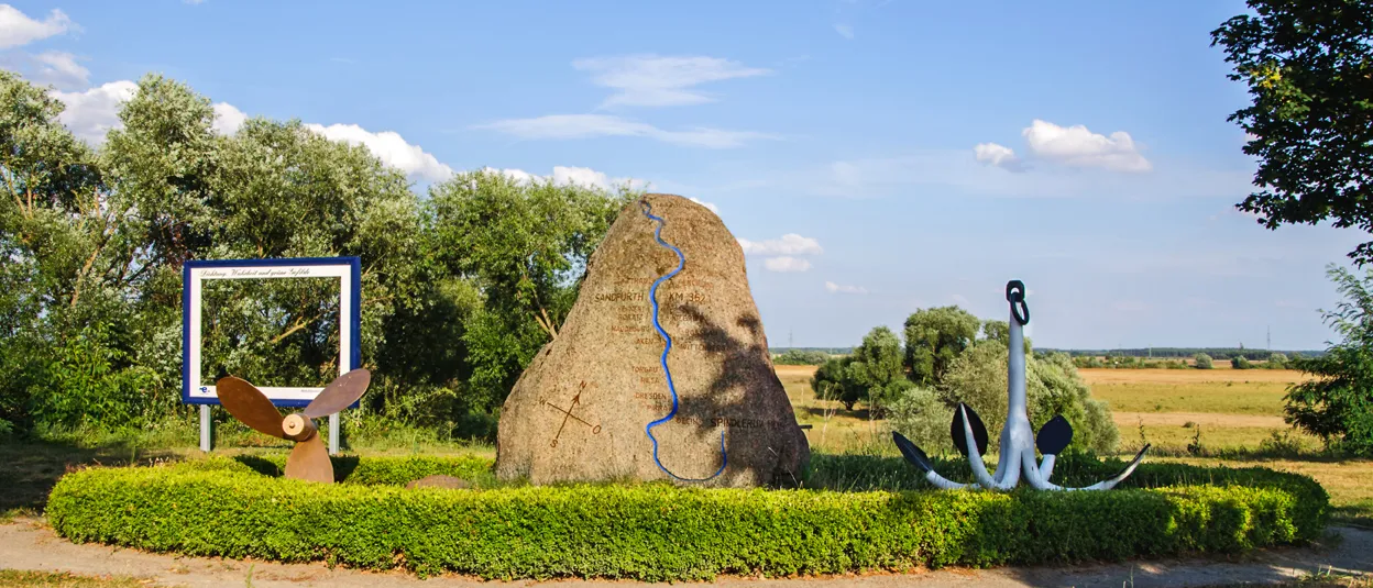 Photo showing: Schiffer monument in Sandfurth with commemorative plaque and Elbe map at km 362