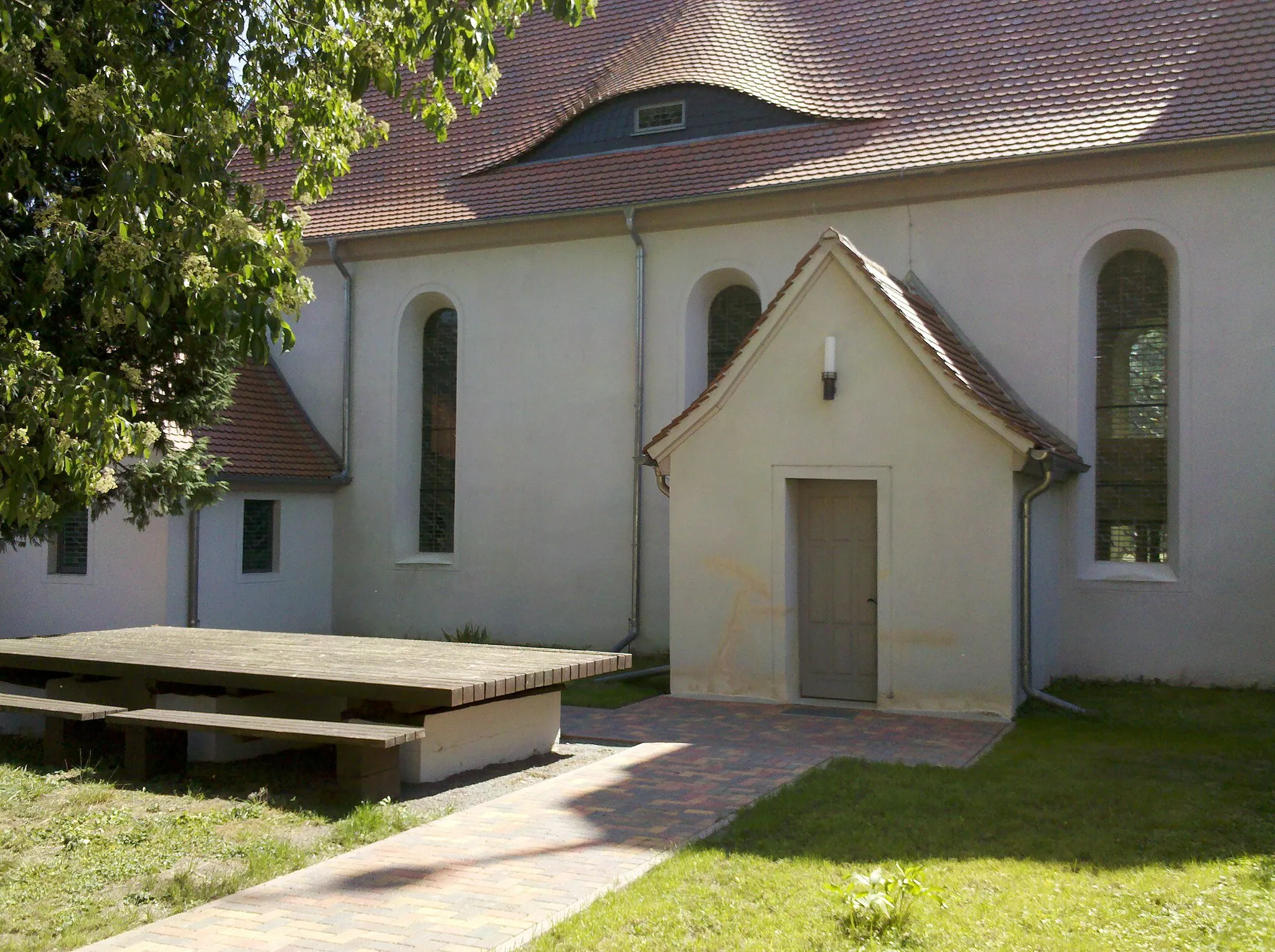 Photo showing: Kirche Krina -Hauptpforte und Fledermausgaube- im Juli 2020