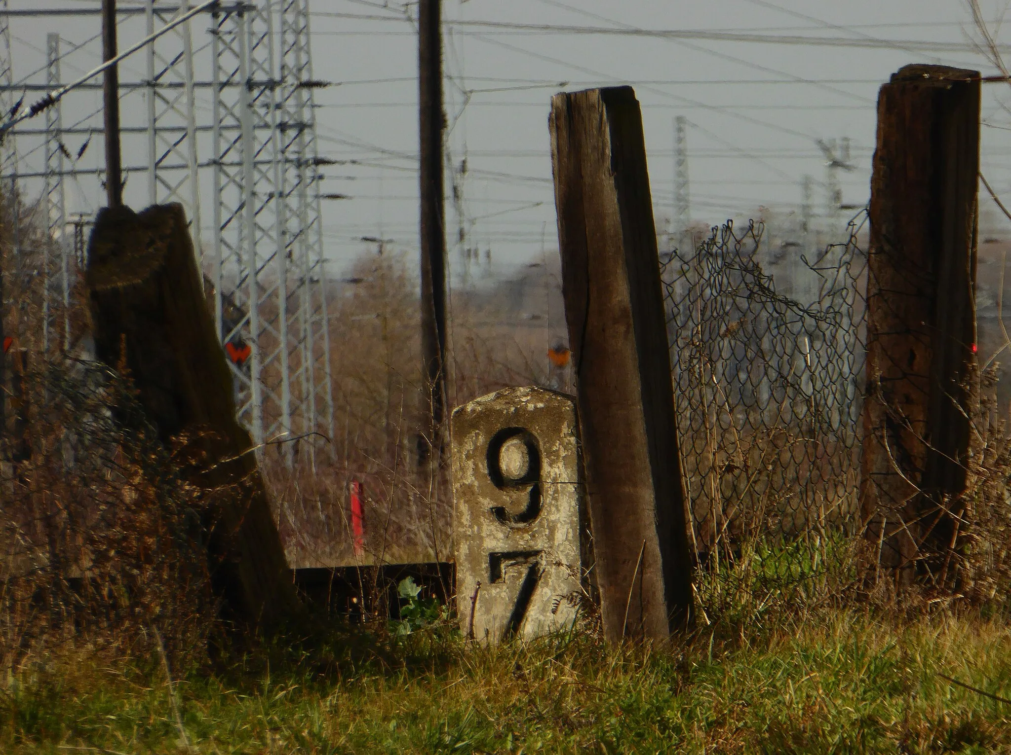 Photo showing: Milestone in Angersdorf showing the distance of 9,7 kilometres from Halle (Saale) at the Halle–Hann. Münden railway.