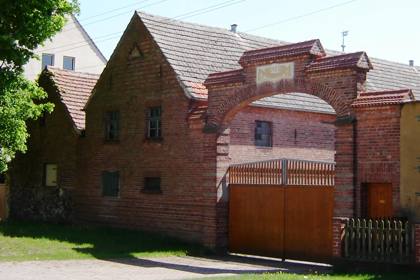 Photo showing: Tryppehna, Sachsen-Anhalt, Bauernhof mit charakteristischem Torbogen