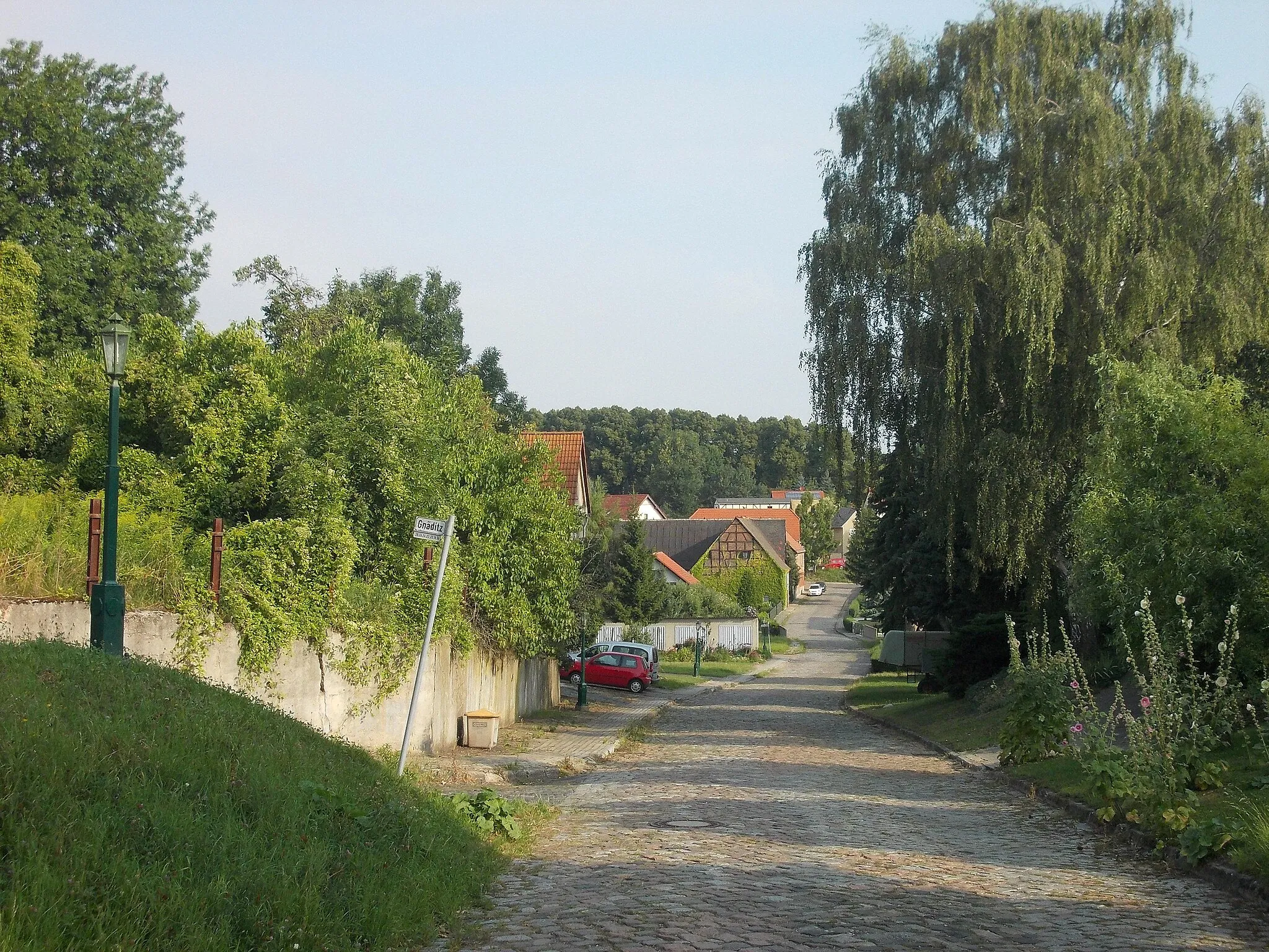 Photo showing: Main street of Gnäditz, a village merged with neighbouring Webau (Hohenmölsen, district: Burgenlandkreis, Saxony-Anhalt)