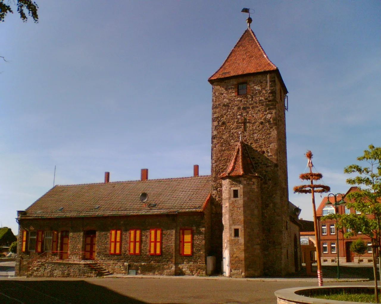 Photo showing: Turm mit Zeltdach, auf der Westseite niedrigeres polygonales Treppentürmchen