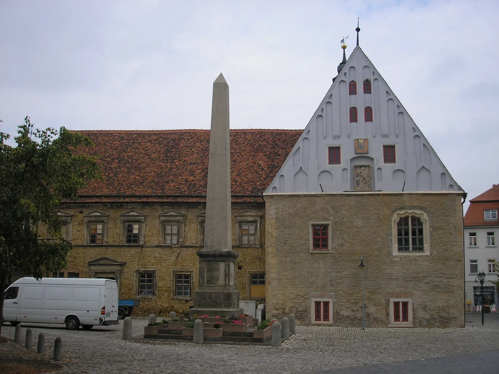 Photo showing: Der Südflügel des Rathauses von Buttstädt (Thüringen); davor das Kriegerdenkmal der Gefallenen des Ersten Weltkrieges.