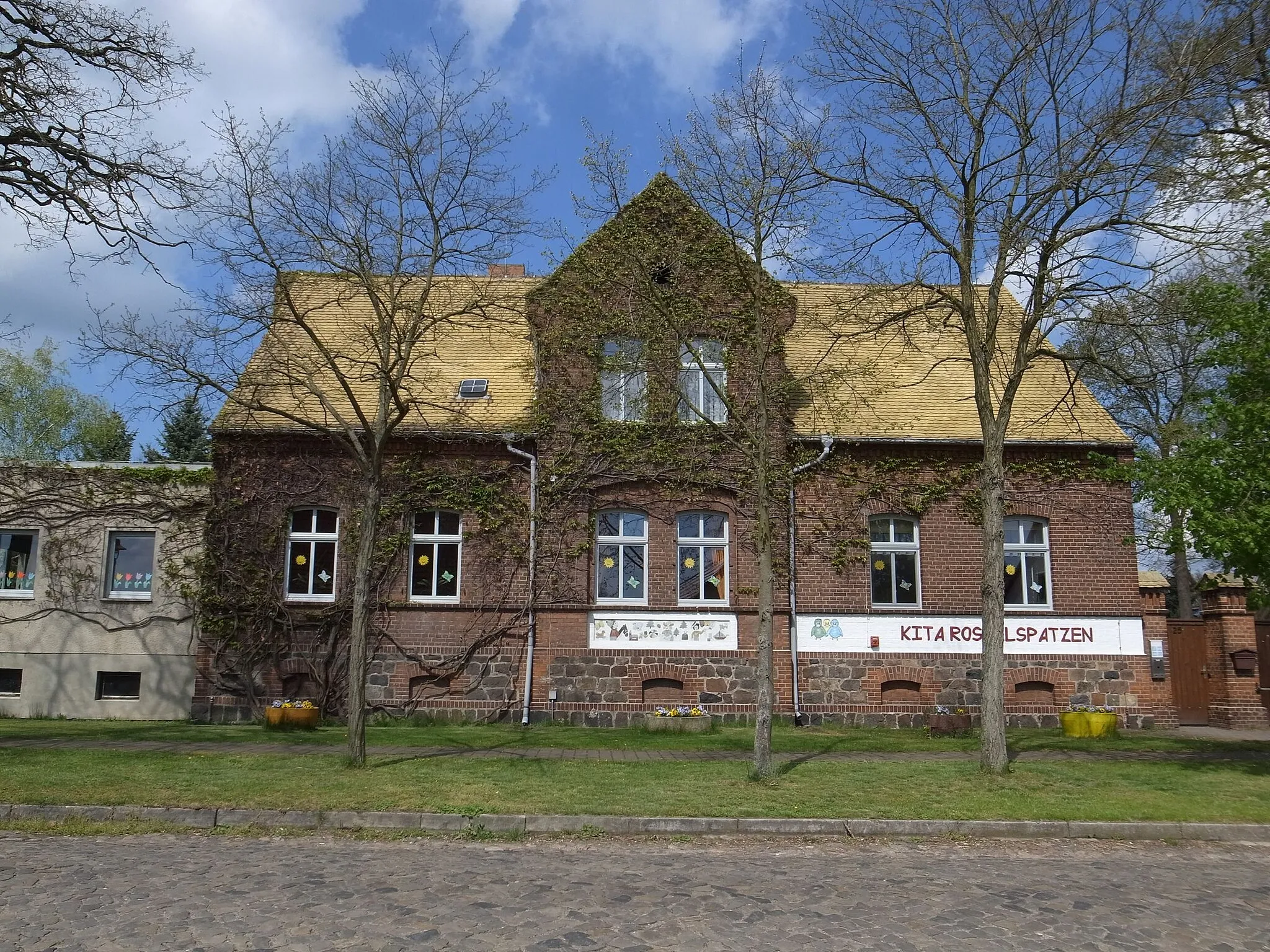 Photo showing: Thießen, Kita Rosselspatzen, ehemalige Schule (Baudenkmal im Denkmalverzeichniss Sachsen-Anhalt, Erfassungsnummer: 094 40727 000 000 000 000 [1])