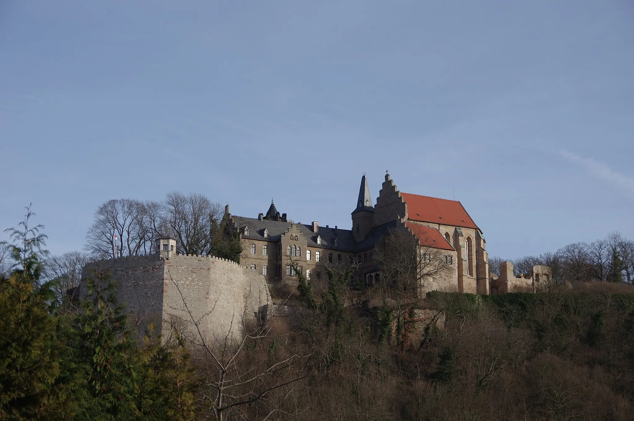 Photo showing: Lutherstadt Mansfeld im Landkreise Mansfeld-Südharz in Sachsen-Anhalt. Das Schloss oberhalb des Ortes steht unter Denkmalschutz.