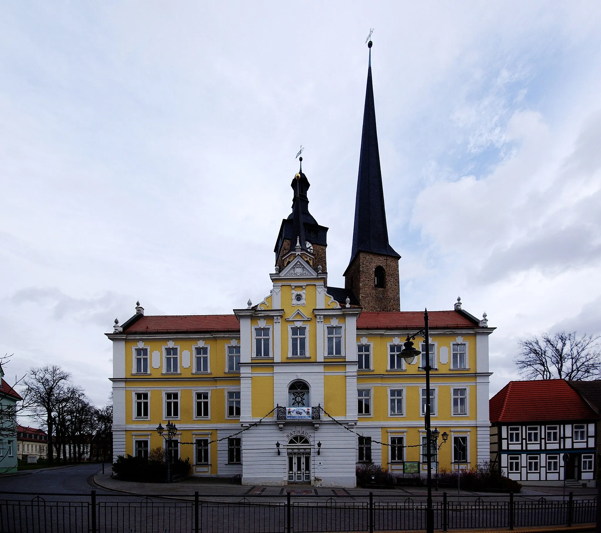 Photo showing: Das Historische Rathaus der Stadt Burg mit Oberkirche "Unser lieben Frauen" im Hintergrund