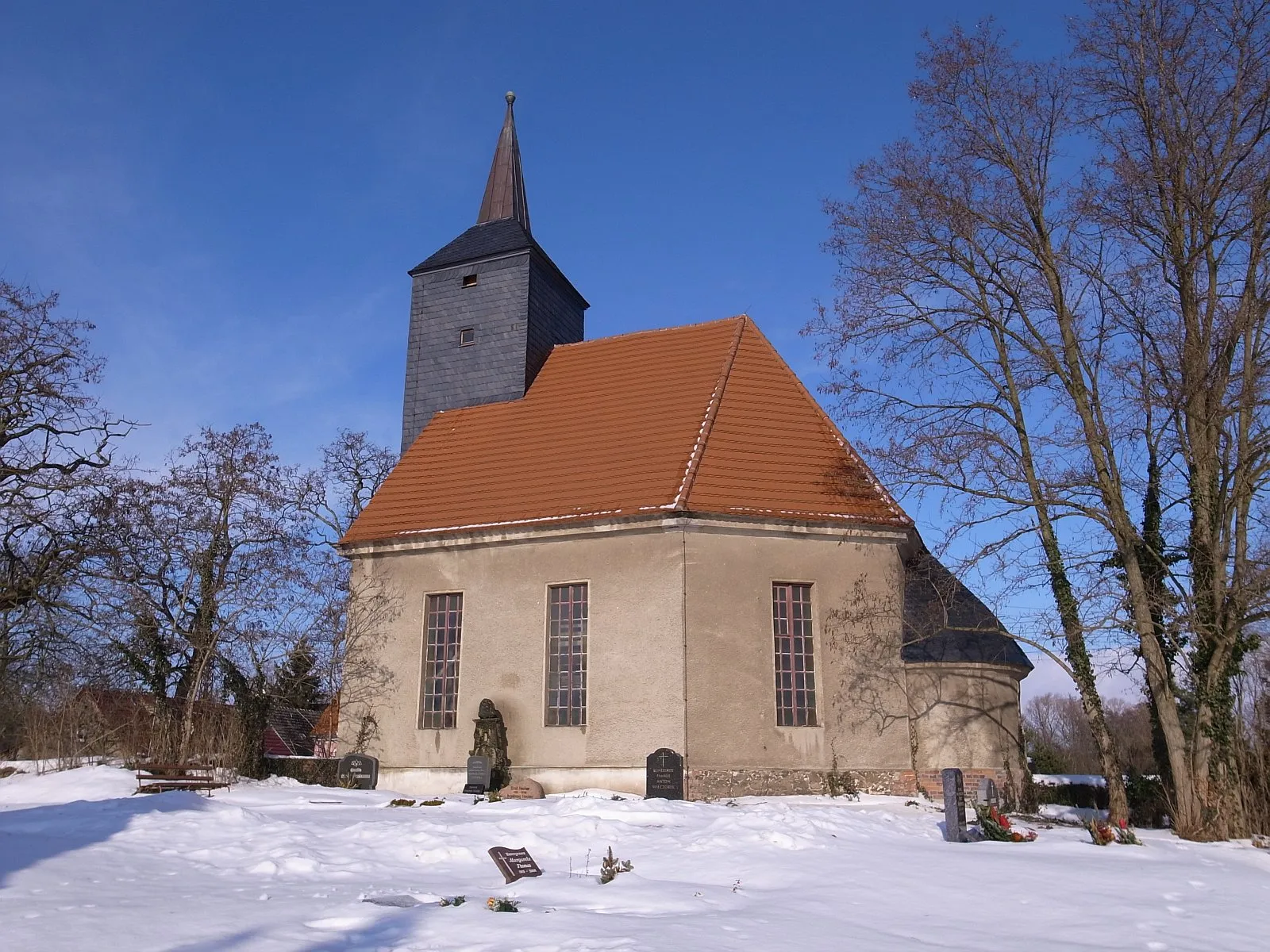 Photo showing: Raguhn-Kleckewitz, Wallstraße; Kirche St. Jakobus. Koordinaten: N51 42.567 E12 18.379
