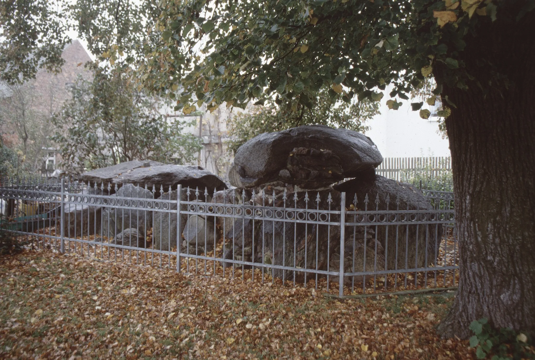 Photo showing: Megalithic grave "Heidenberg" in Schortewitz