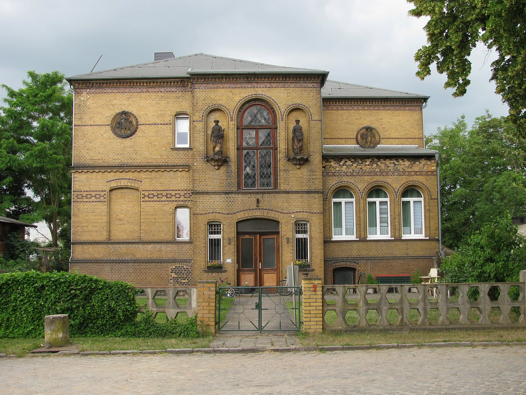 Photo showing: das Haus Bahnhofstraße 2 in Roitzsch