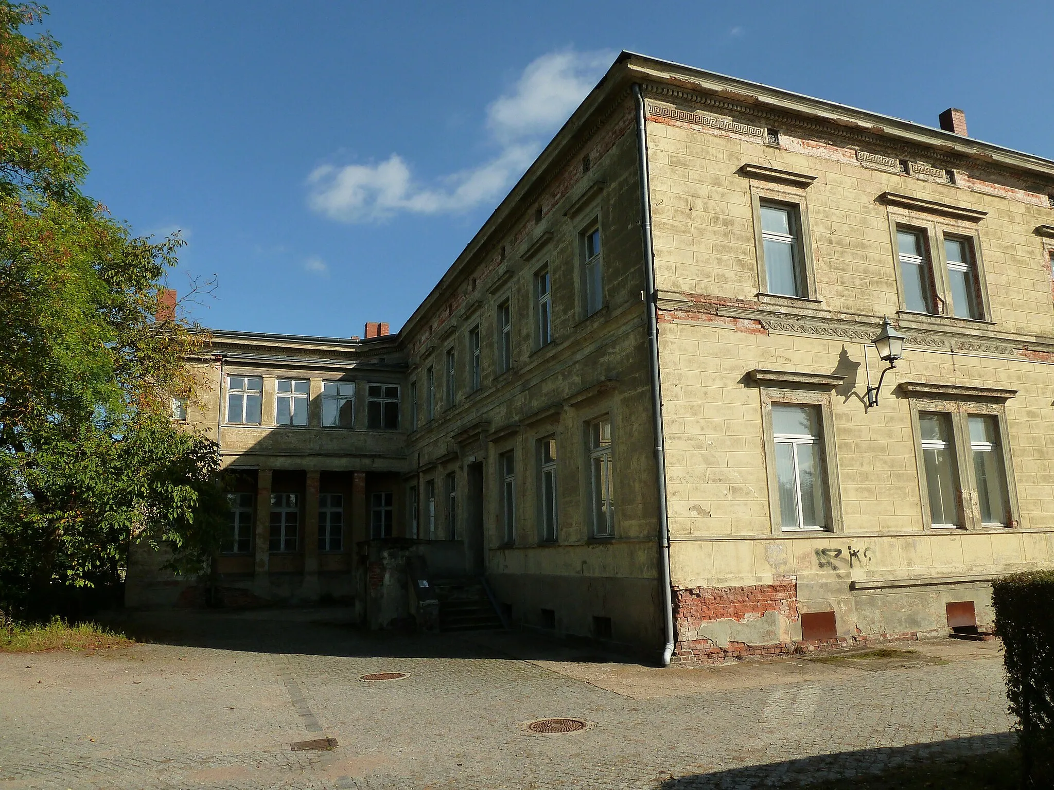 Photo showing: Glöwen train station (cultural heritage), view from backyard