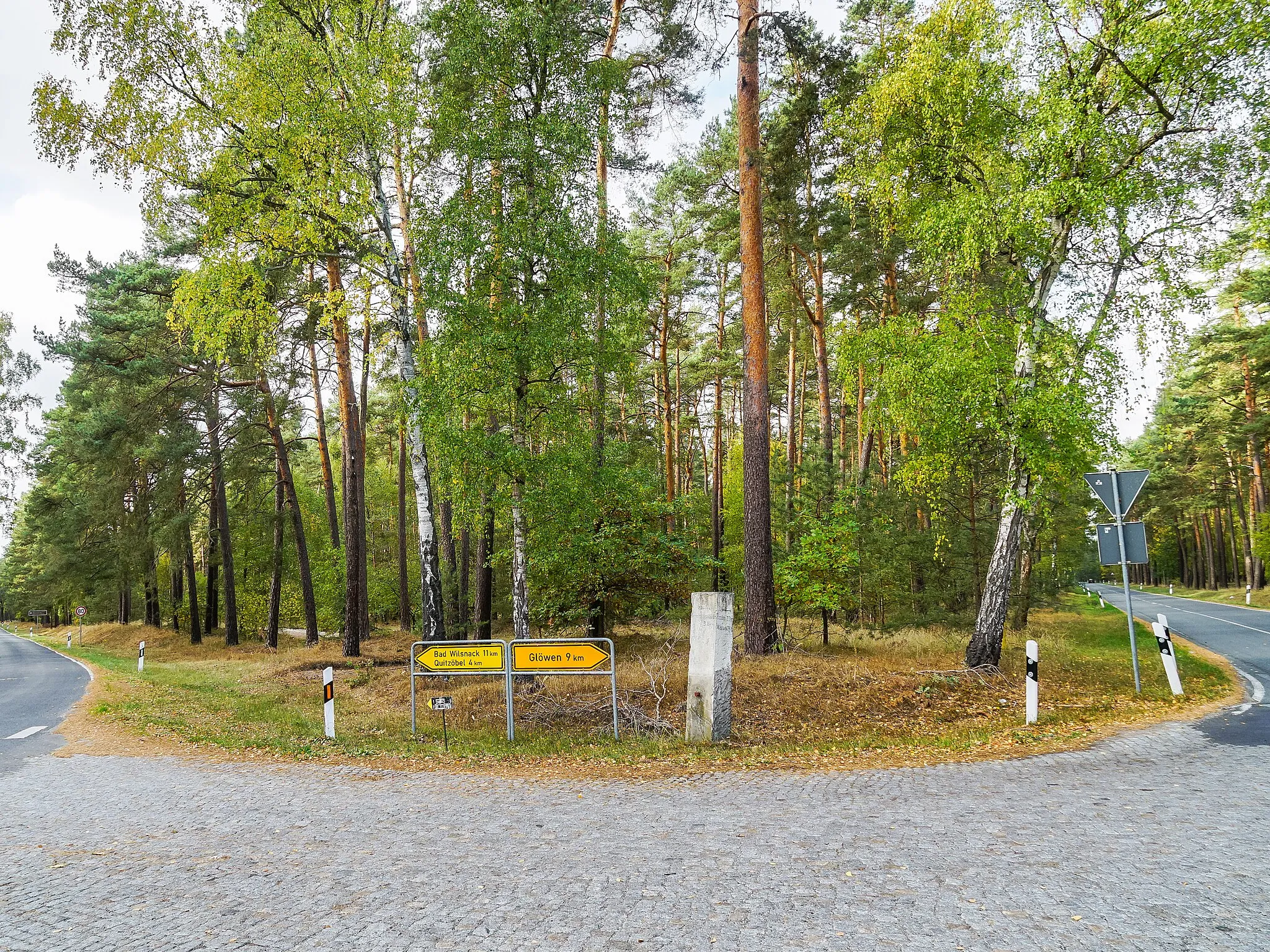 Photo showing: Wegestein an der L 10 zwischen Quitzöbel und Nitzow nördliche Straßenseite am Abzweig der K 7006 nach Glöwen in Plattenburg OT Glöwen.