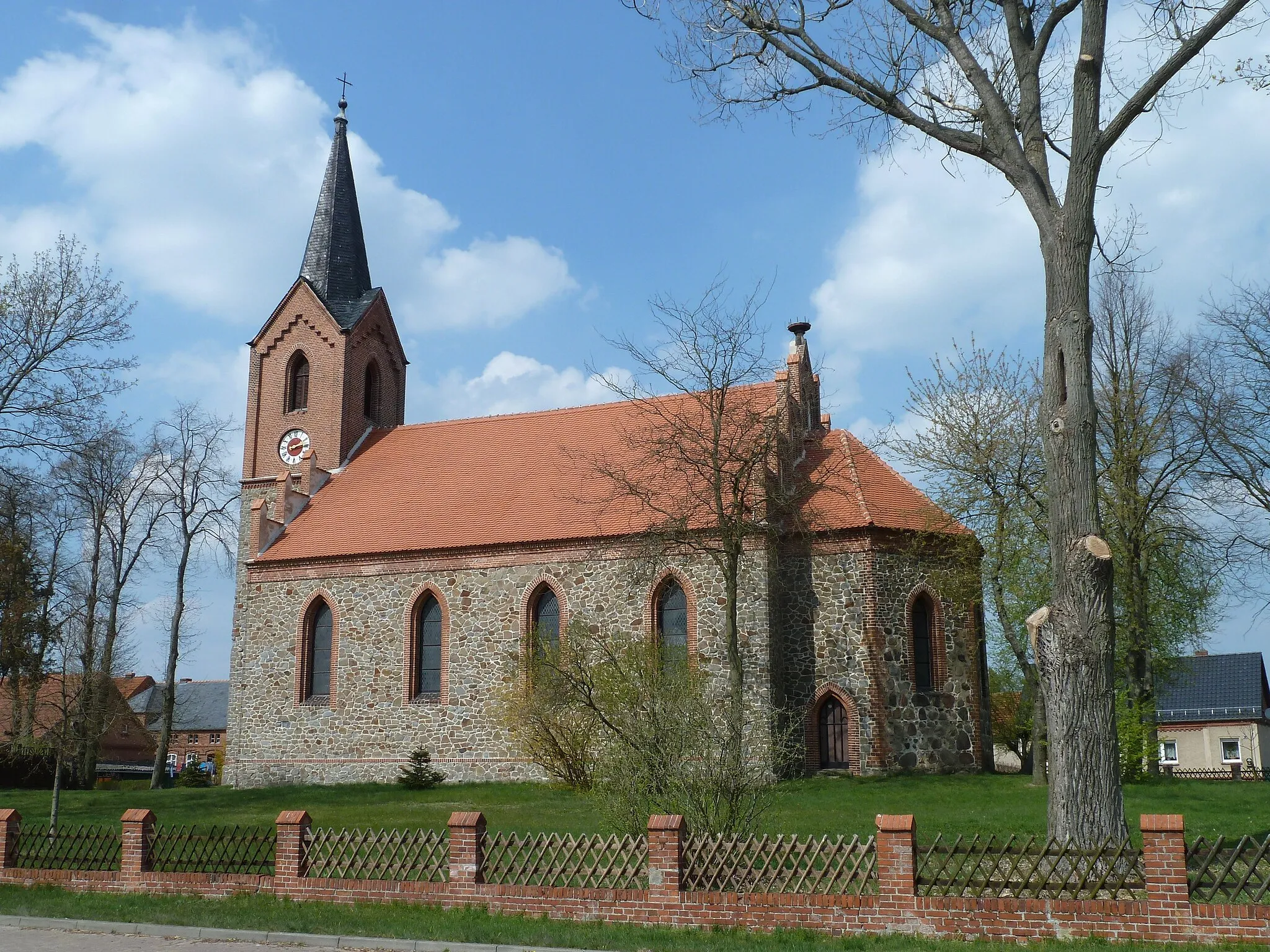 Photo showing: neugotische Dorfkirche in Glöwen, Baudenkmal