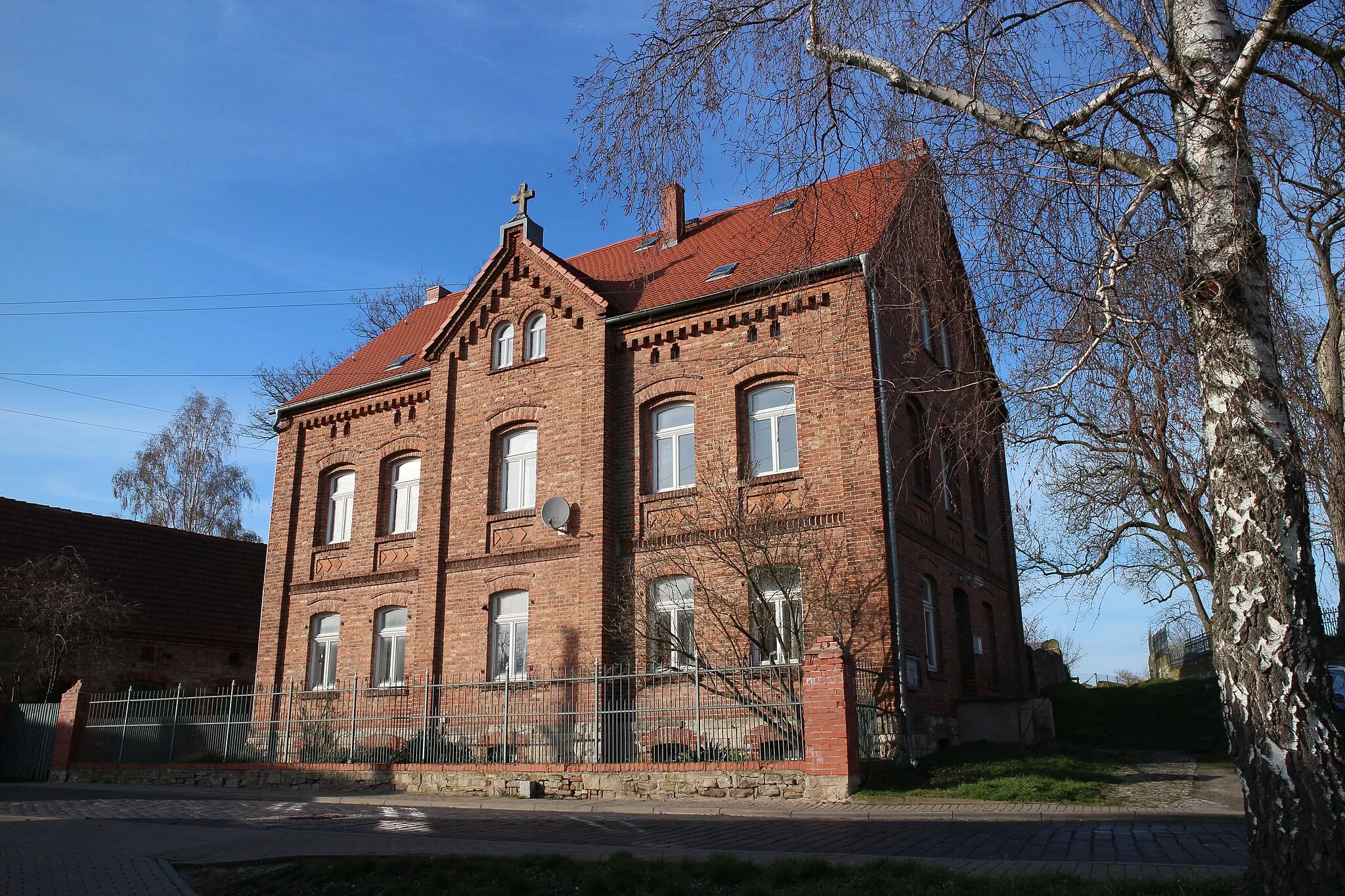 Photo showing: Haus mit einem Kreuz im Zentrum von Rottelsdorf