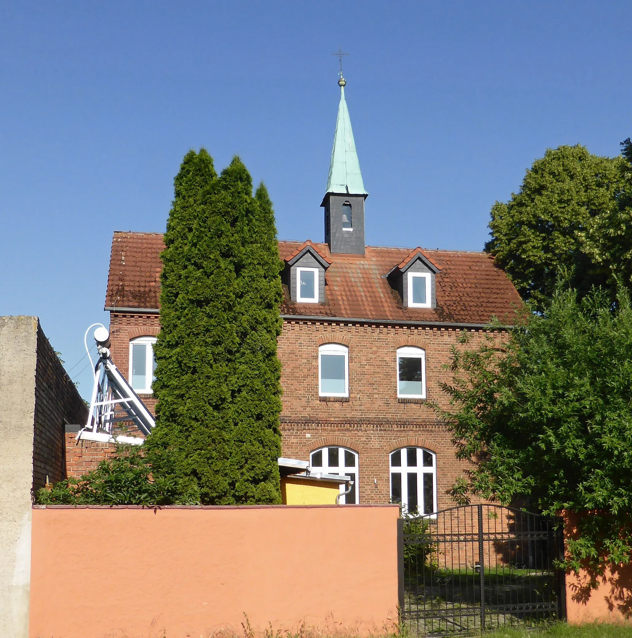 Photo showing: Ehemalige katholische Herz-Jesu-Kirche in Atzendorf.