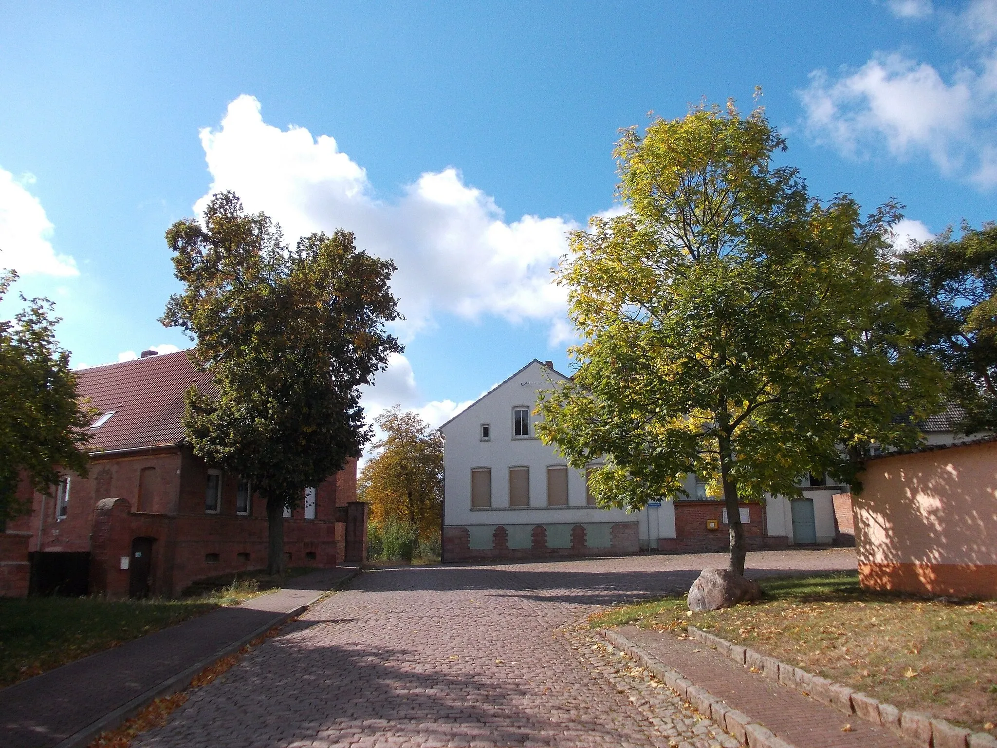 Photo showing: Gemeindeplatz in Golbitz (Könnern, district of Salzlandkreis, Saxony-Anhalt)