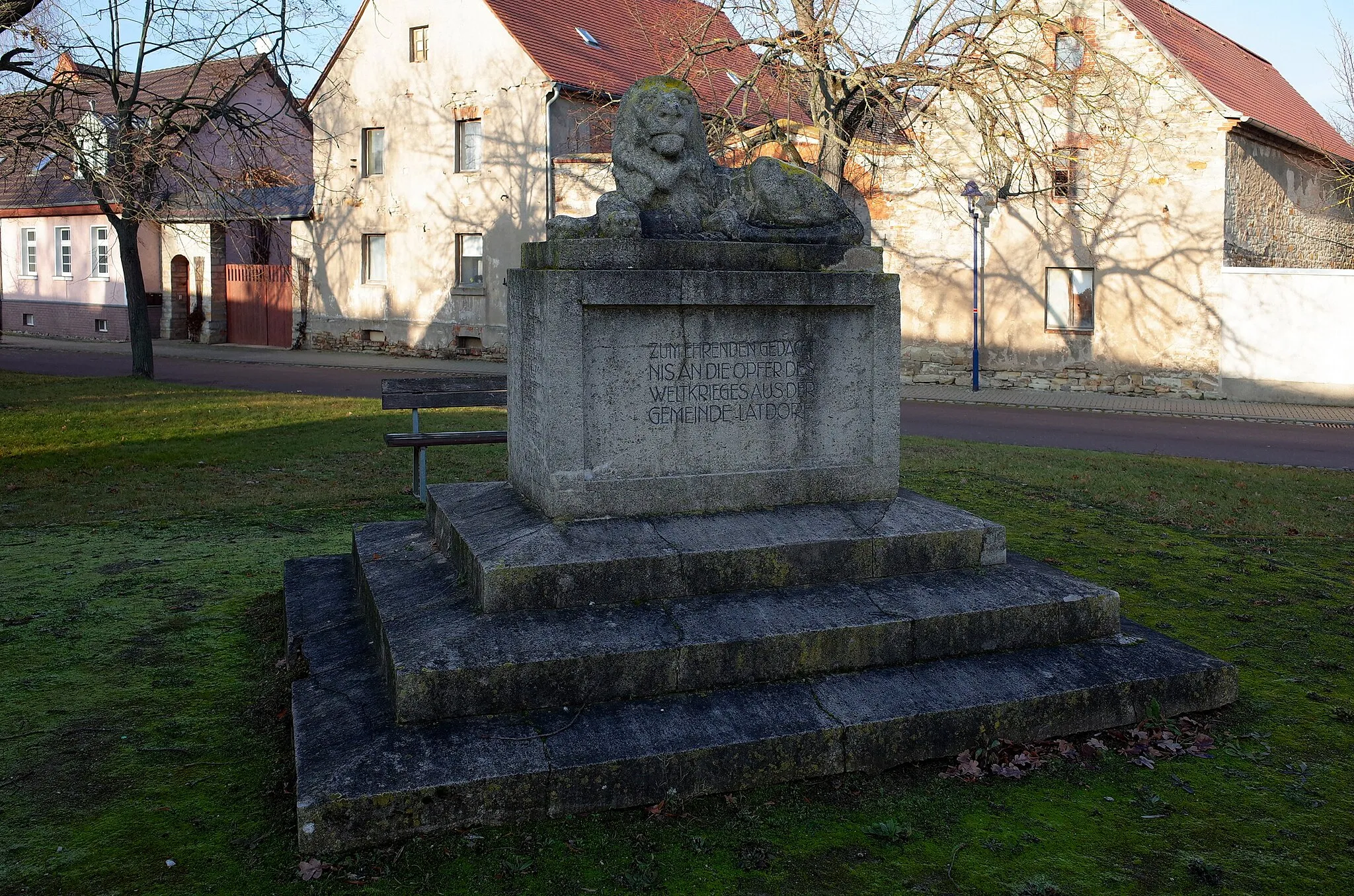 Photo showing: Nienburg (Saale), Ortsteil Latdorf, Kriegerdenkmal (Baudenkmal im Denkmalverzeichniss Sachsen-Anhalt, Erfassungsnummer: 094 60783 000 000 000 000 [1])