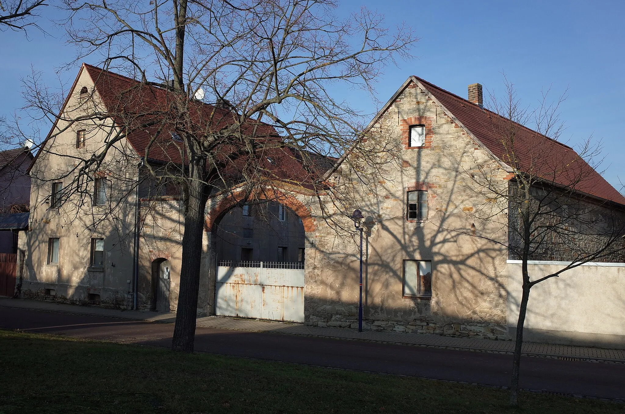 Photo showing: Nienburg (Saale), Ortsteil Latdorf, Ludwig-Franze-Straße 8, Bauernhof. (Baudenkmal im Denkmalverzeichniss Sachsen-Anhalt, Erfassungsnummer: 094 60784 000 000 000 000 [1])