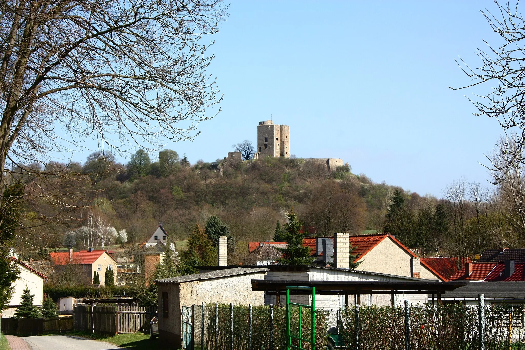 Photo showing: Blick von der Dorfkirche Harkerode auf den Arnstein