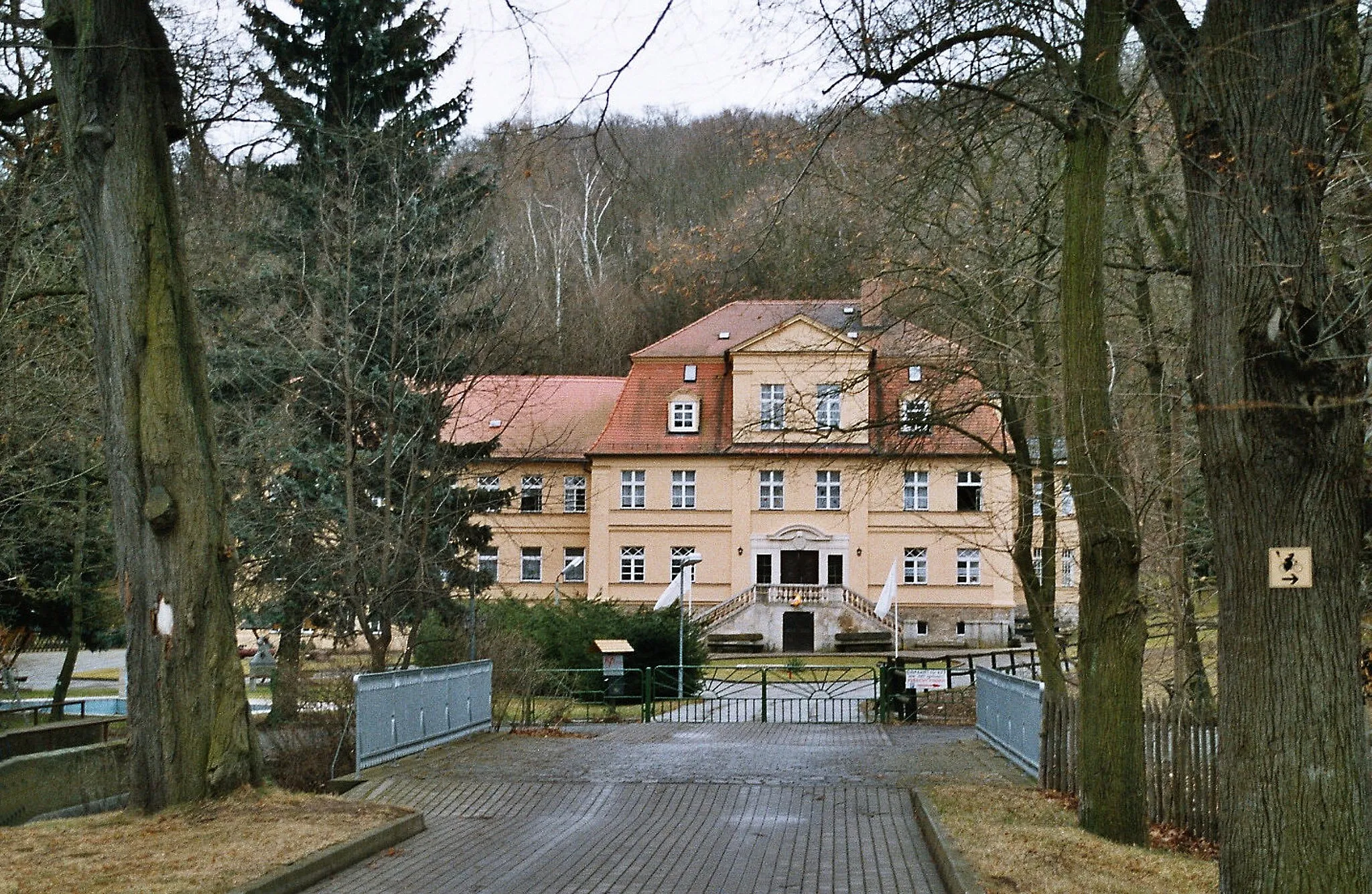 Photo showing: Arnstein, Schloss Harkerode

This is a photograph of an architectural monument. It is on the list of cultural monuments of Harkerode (Arnstein in Sachsen-Anhalt), no. 094 65709.