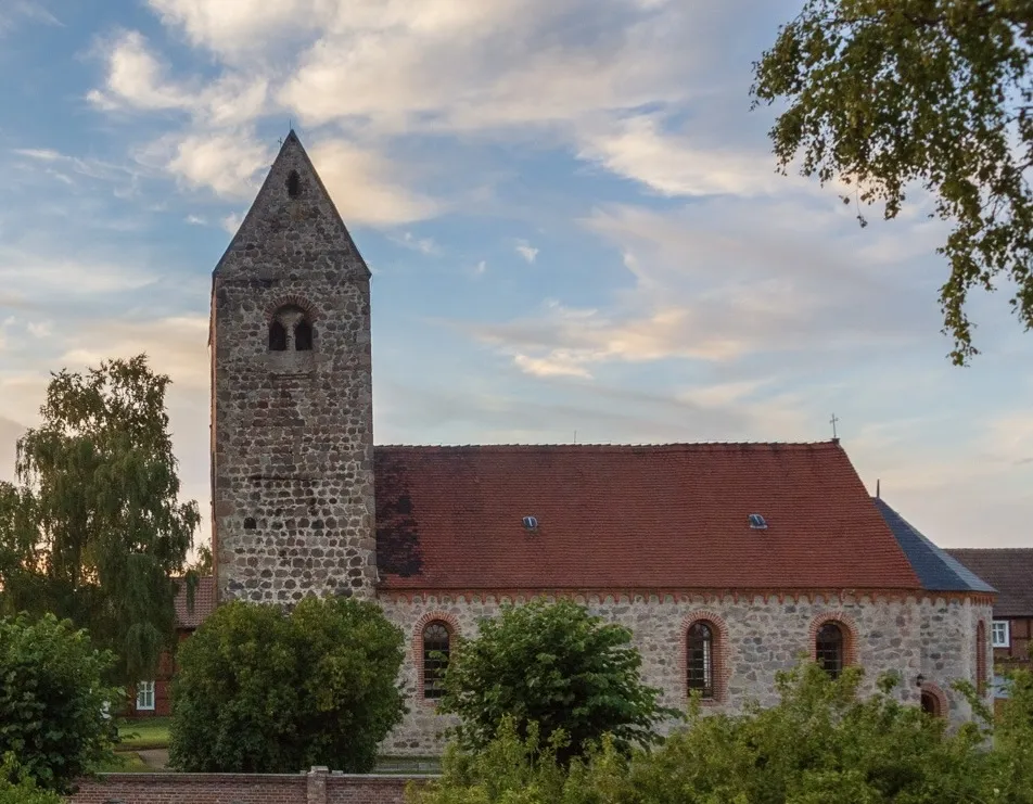 Photo showing: Blick auf die Packebuscher Dorfkirche von Norden aus
