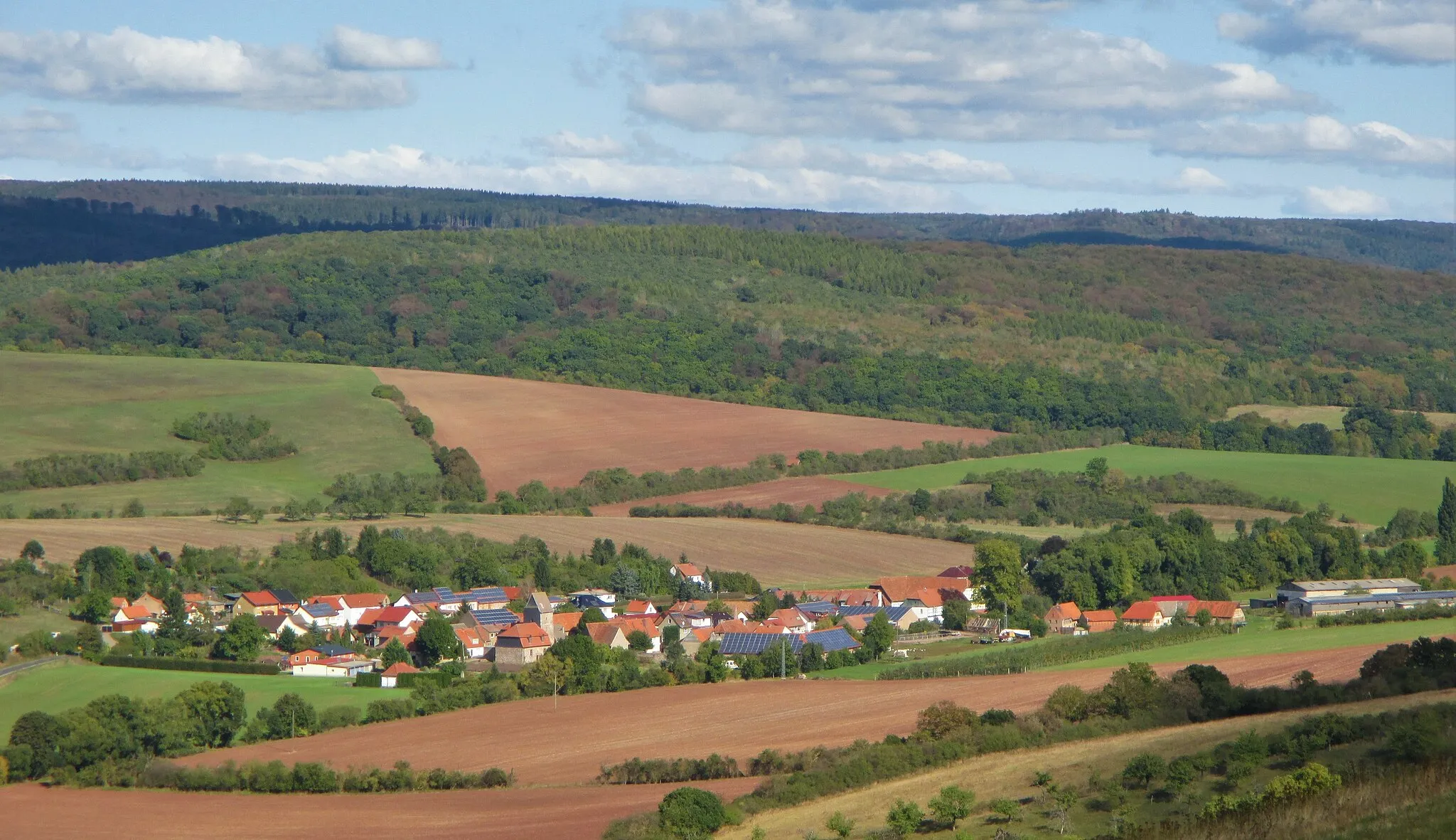 Photo showing: Blick von Südwesten auf Drebsdorf, Gemeinde Südharz, Landkreis Mansfeld-Südharz