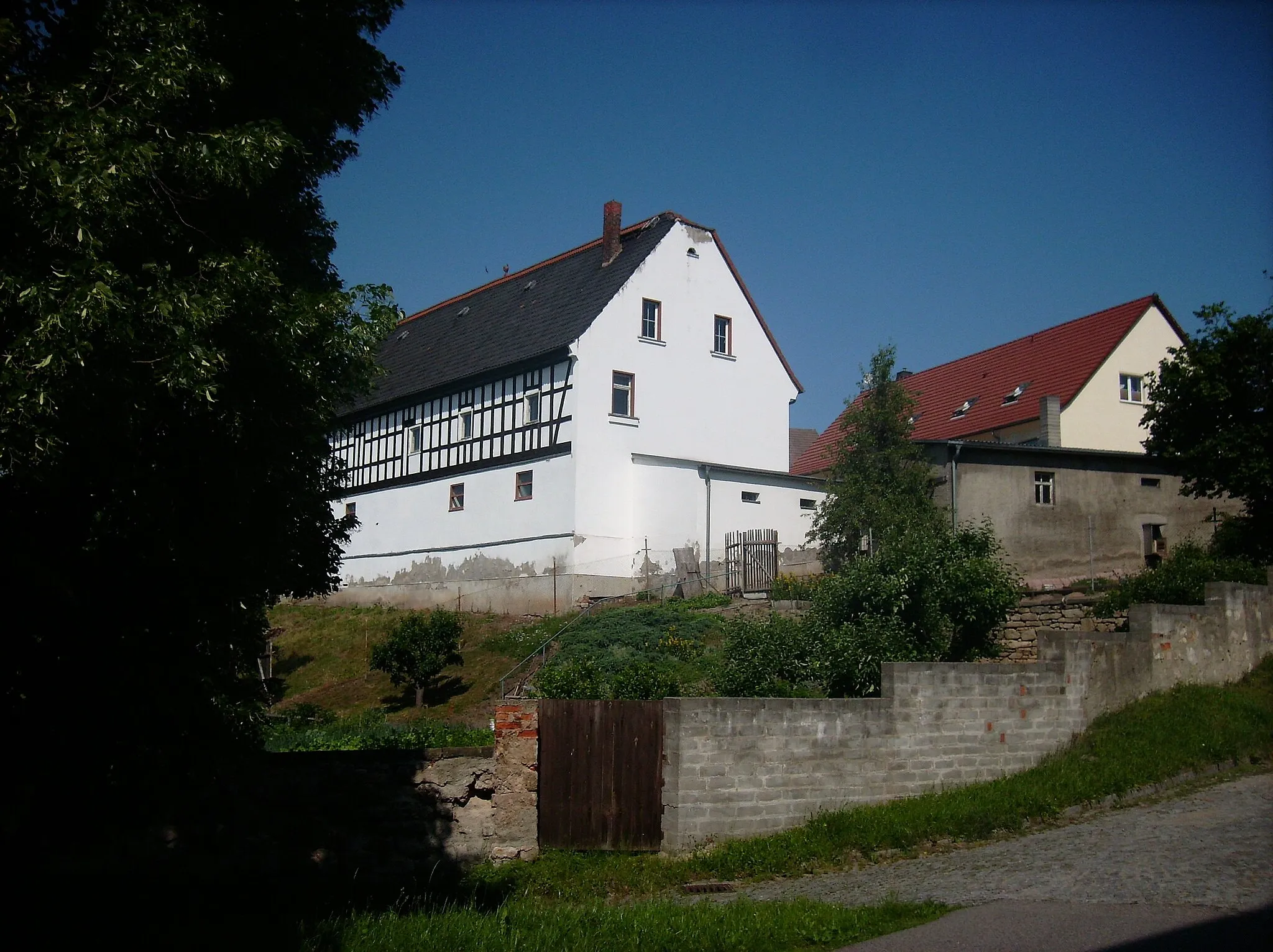 Photo showing: Farmstead at August-Bebel-Platz in Fockendorf (district of Altenburger Land, Thuringia)
