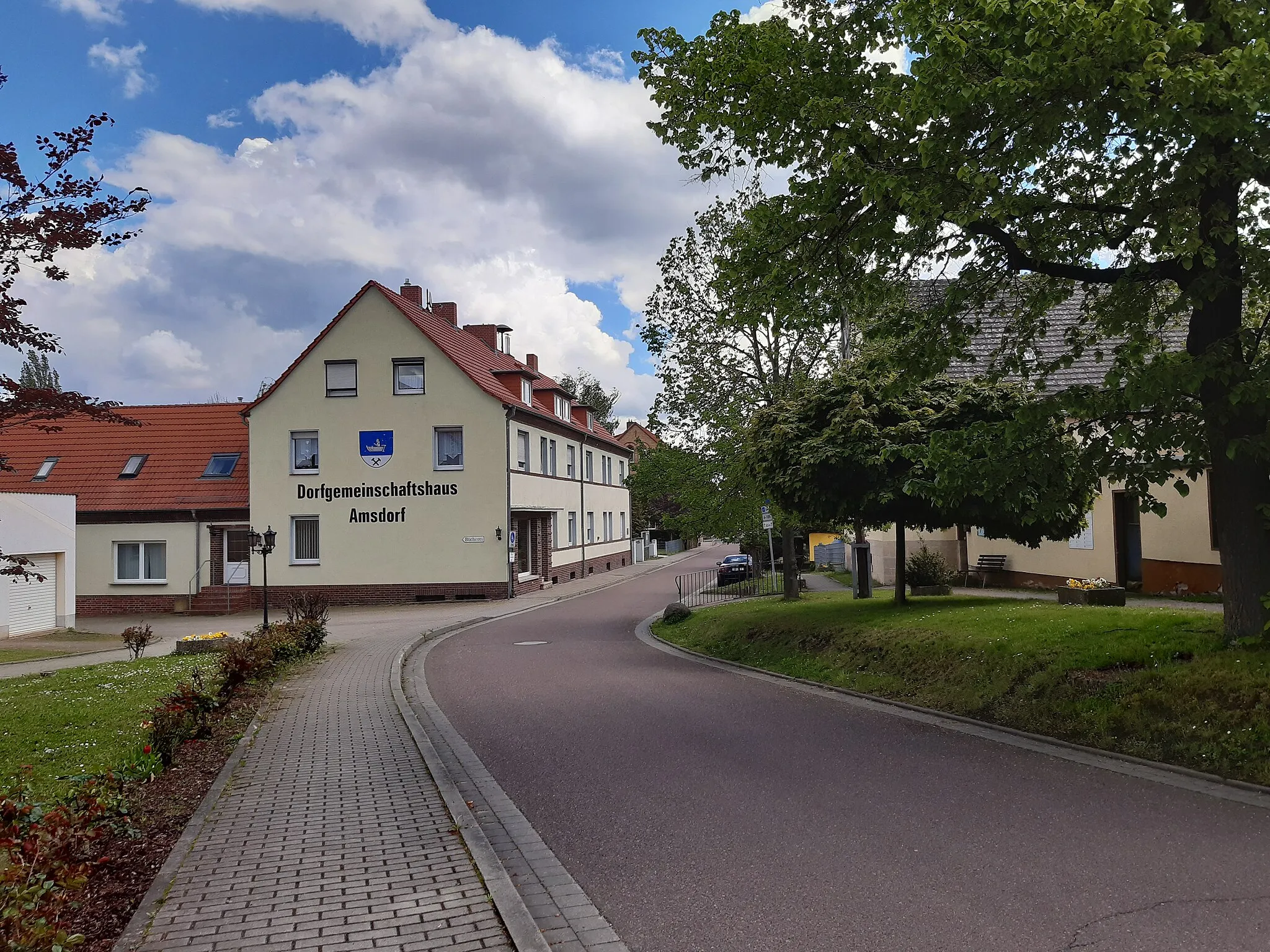 Photo showing: Hauptstraße in Amsdorf, Seegebiet Mansfelder Land