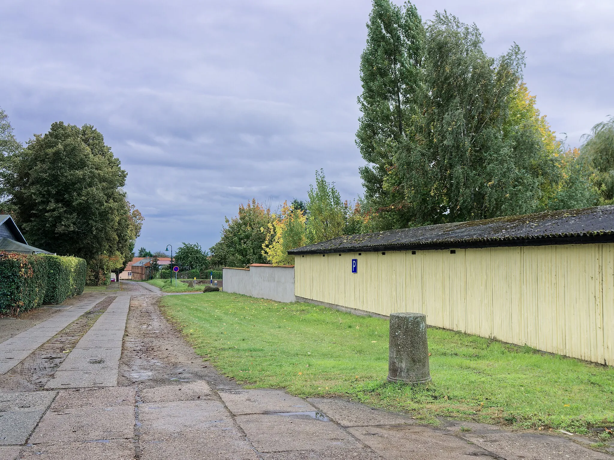 Photo showing: Preußischer Rundsockelstein, am Ende der Kirchgasse, vor der Einfahrt zu einem Baubetrieb in Tangerhütte OT Bellingen