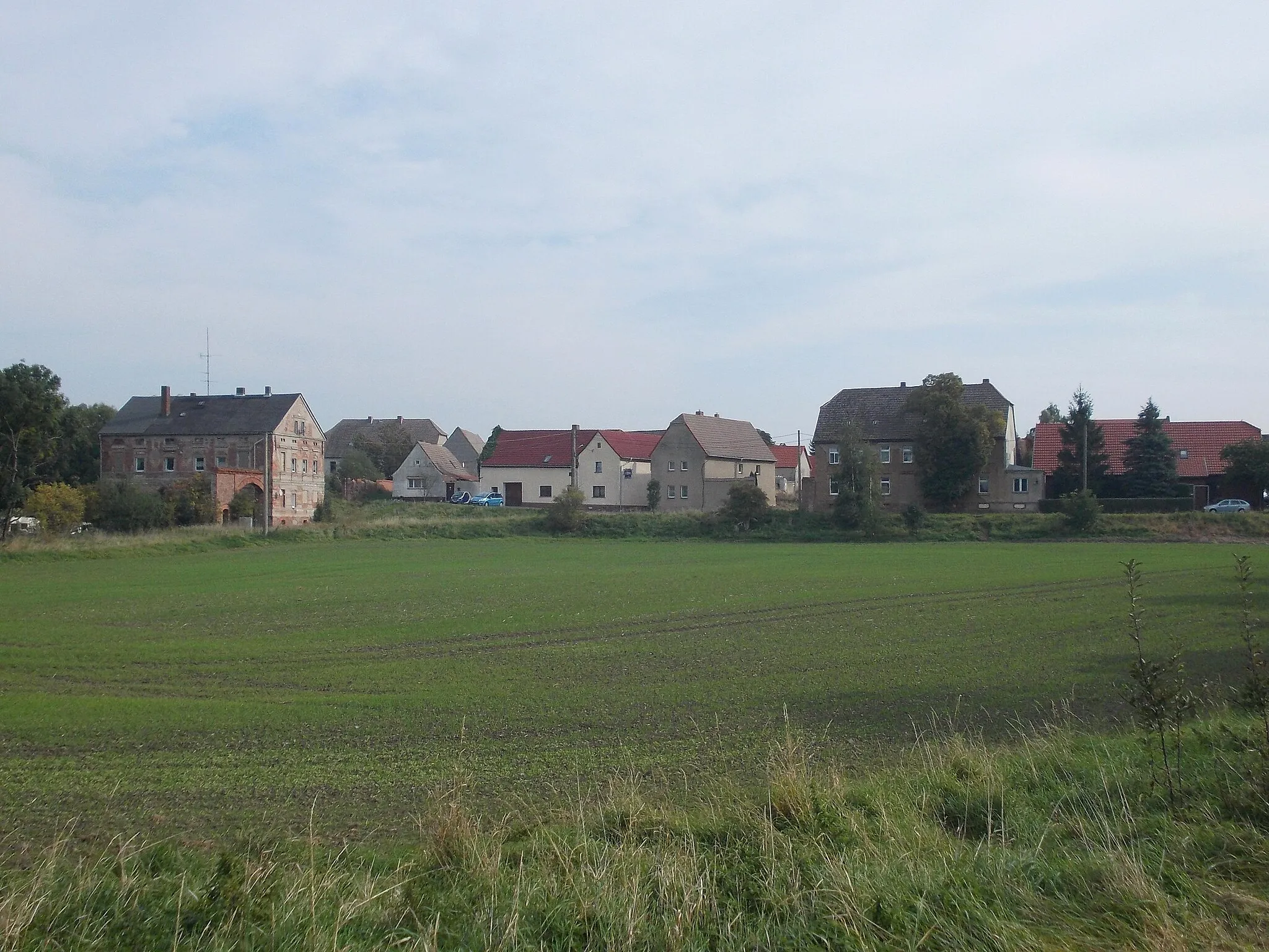 Photo showing: At the entrance to the village of Plötz (Wettin-Löbejün, district: Saalekreis, Saxony-Anhalt)
