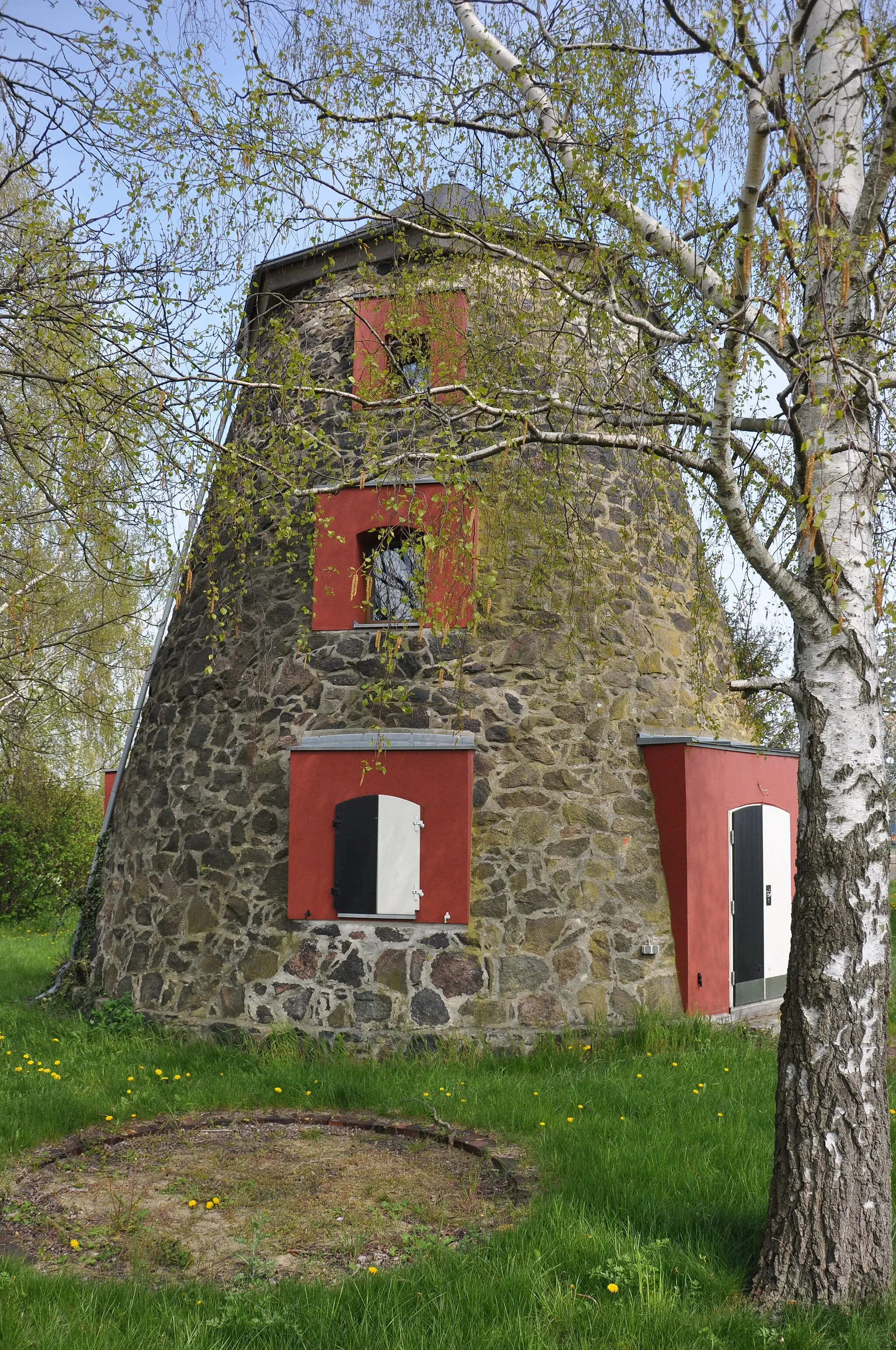 Photo showing: Zum Freizeitobjekt ausgebaute Turmwindmühle Wallwitz