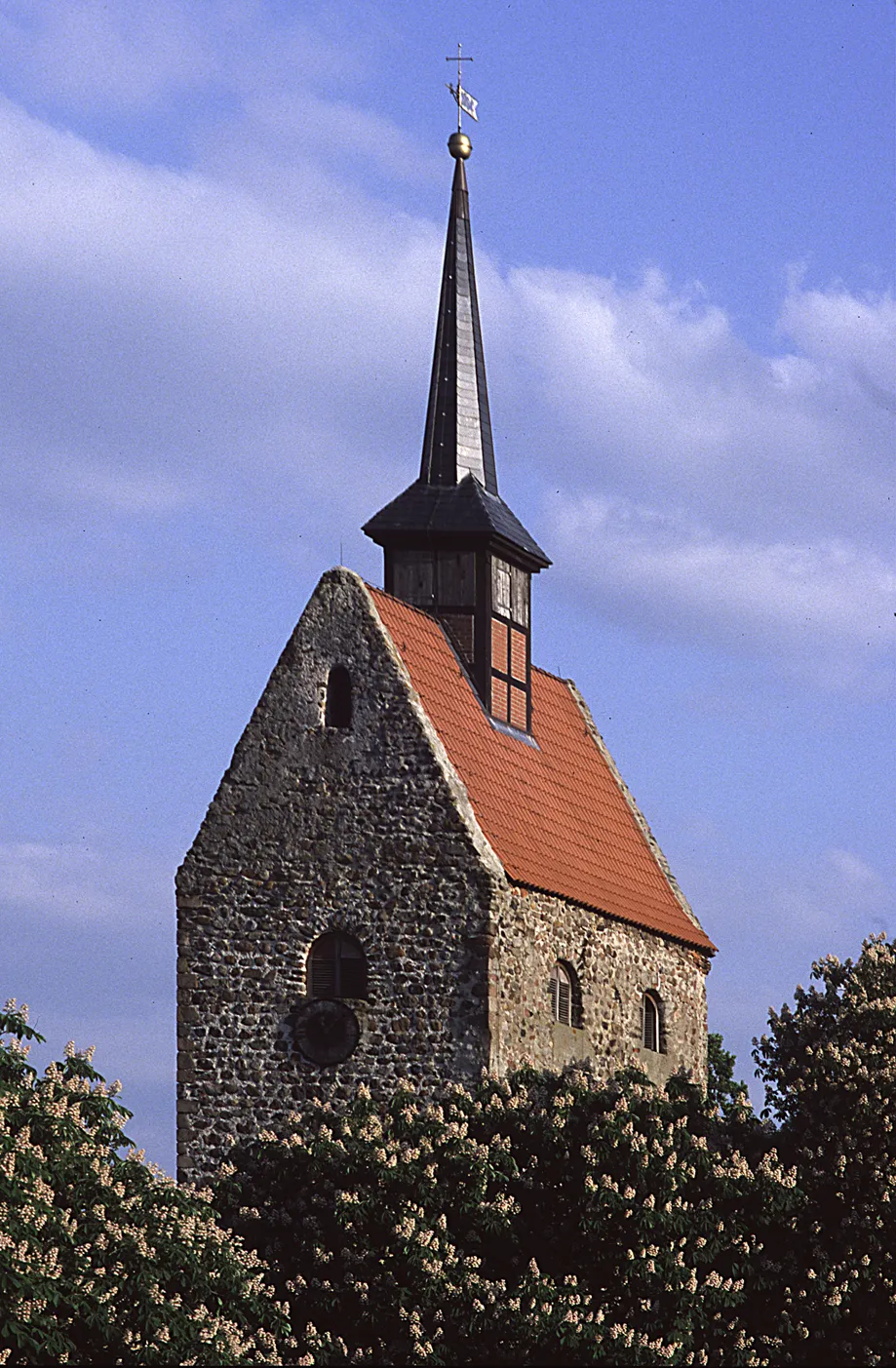Photo showing: Beschreibung: Kirchturm von Winterfeld mit blühenden Kastanien

Quelle:eigenes Dia
Datum:02.Feb.2007
Autor:Hein_Elpers