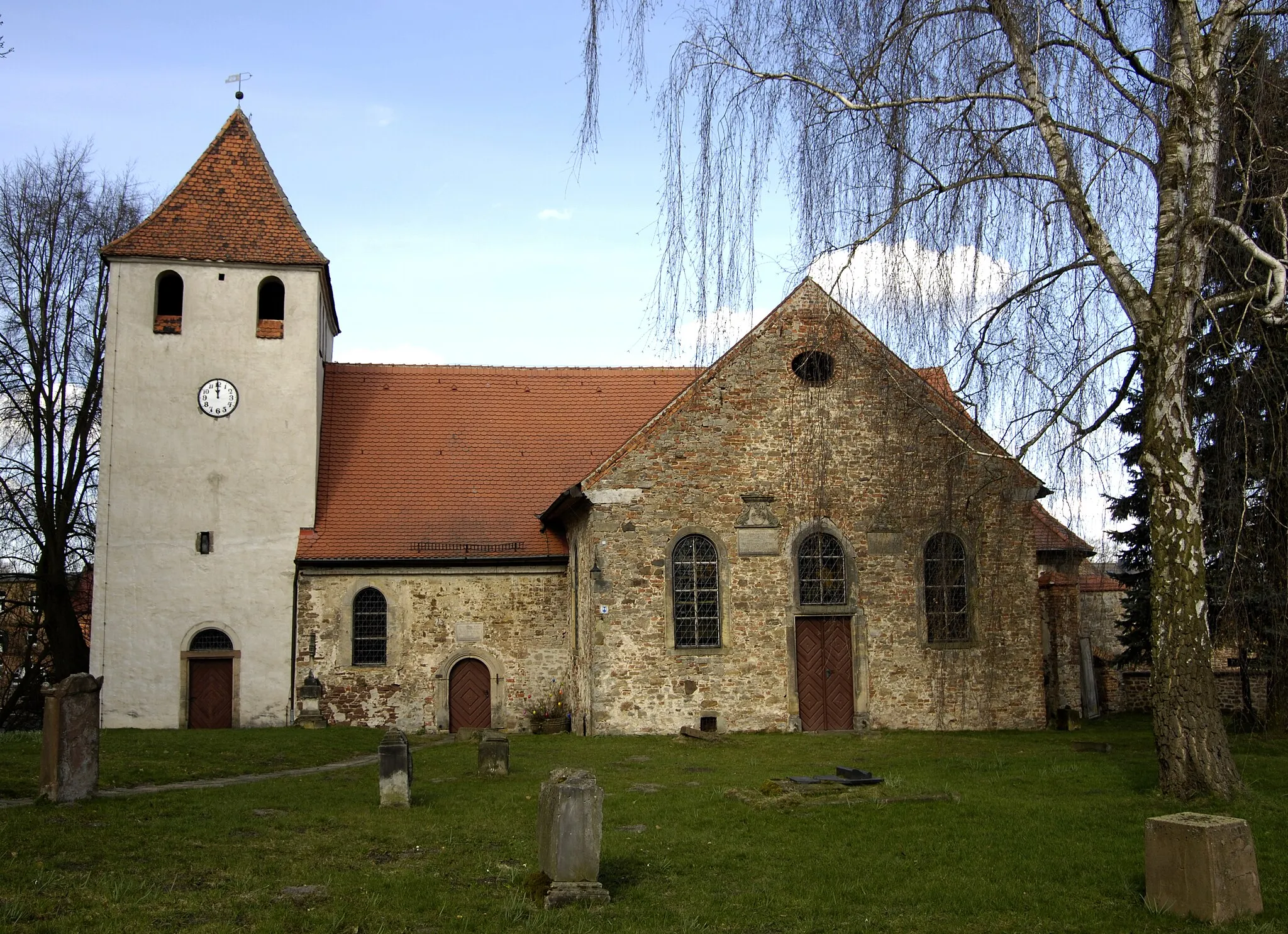 Photo showing: Altenhausen, Kirche und alter Friedhof