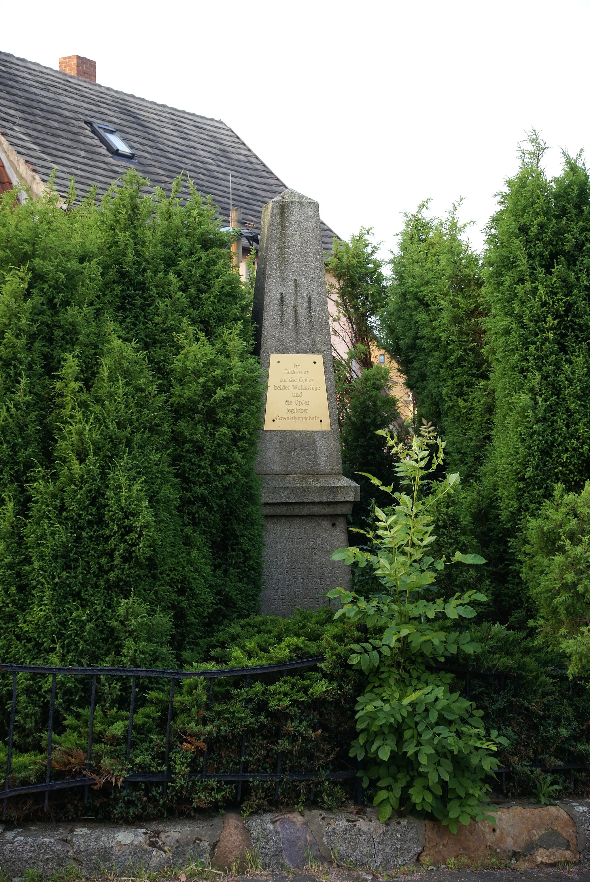 Photo showing: Das Denkmal an der Kreuzung Mittelstraße/Schulstraße in Siersleben