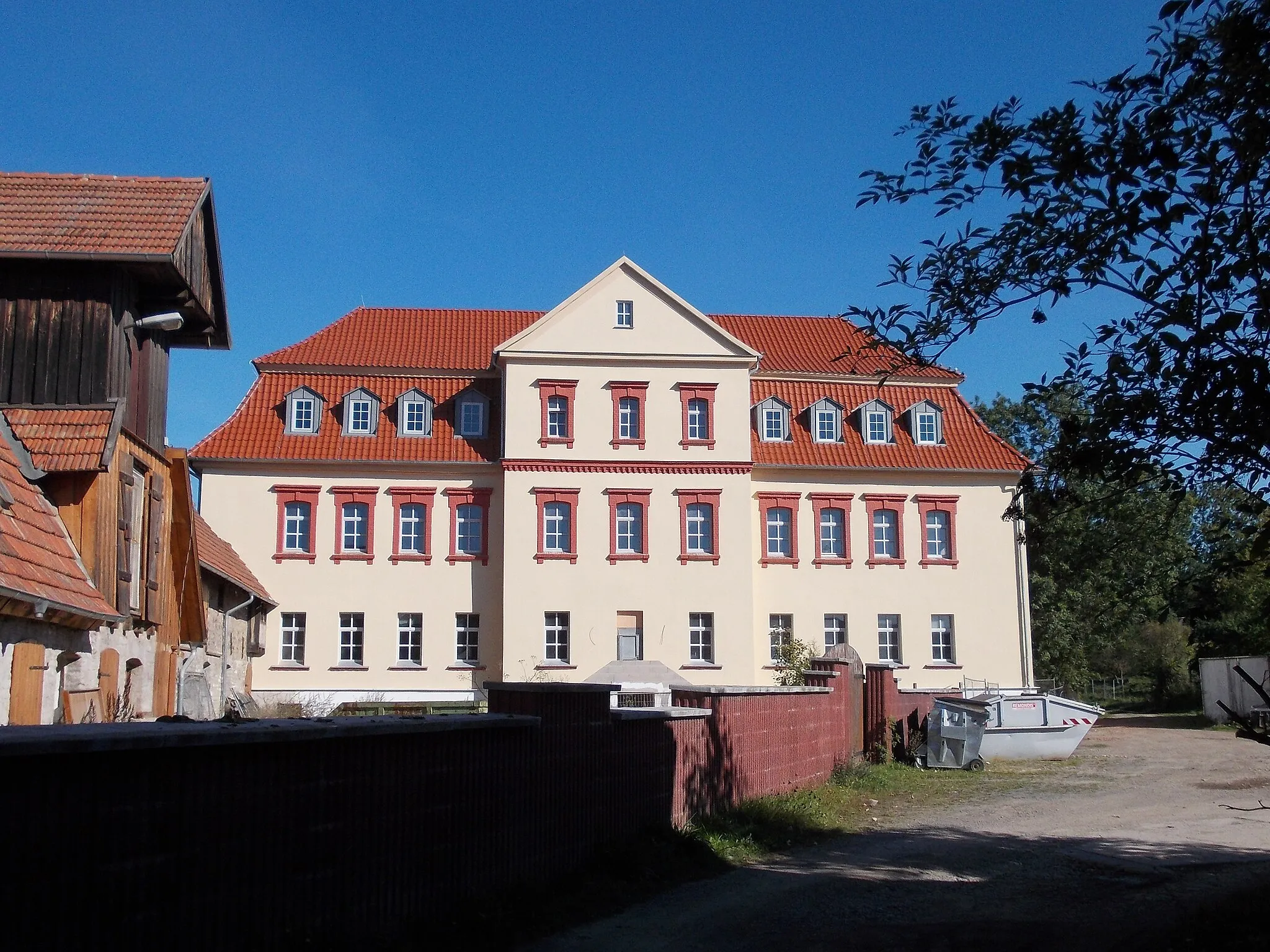 Photo showing: Count's manor house in Uftrungen (Südharz, Mansfeld-Südharz district, Saxony-Anhalt). For a -very different- picture of the same building, a year earlier, see: http://commons.wikimedia.org/wiki/File:Germany,_Sachsen-Anhalt,_S%C3%BCdharz,_Uftrungen_(3).JPG