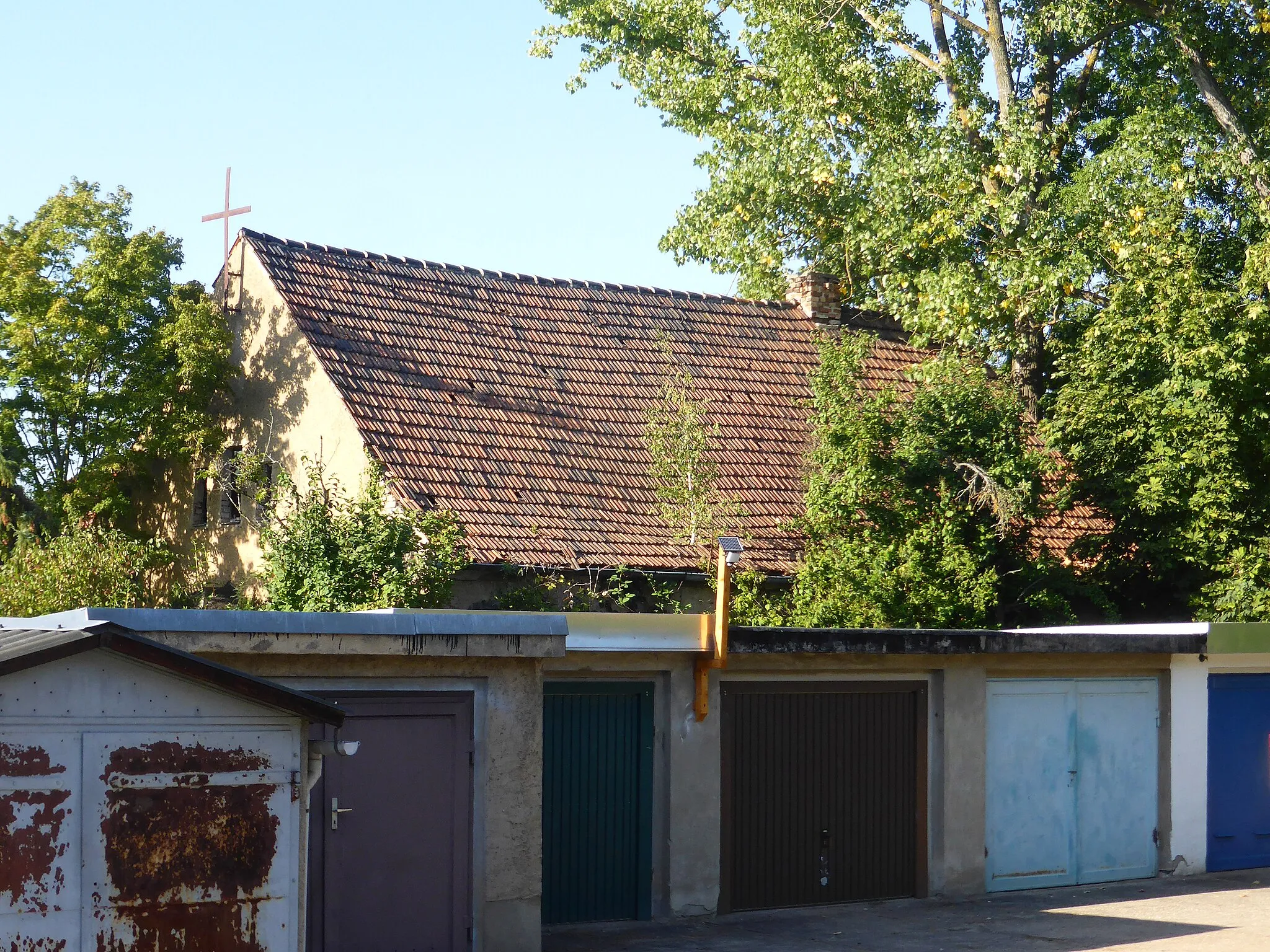 Photo showing: Ehemalige katholische Kapelle in Kayna (hinter den Garagen).