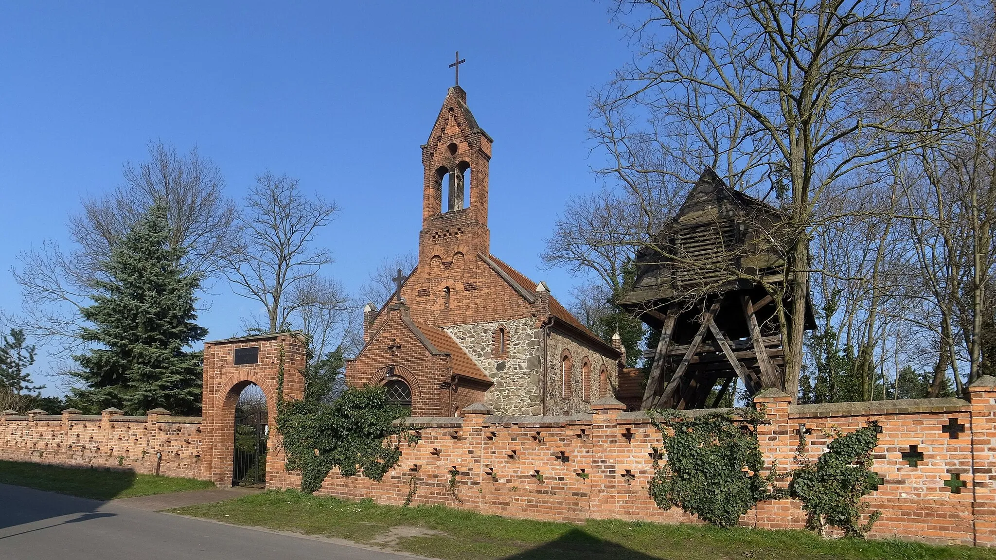 Photo showing: Möhlau, Kirche und Glockenstuhl