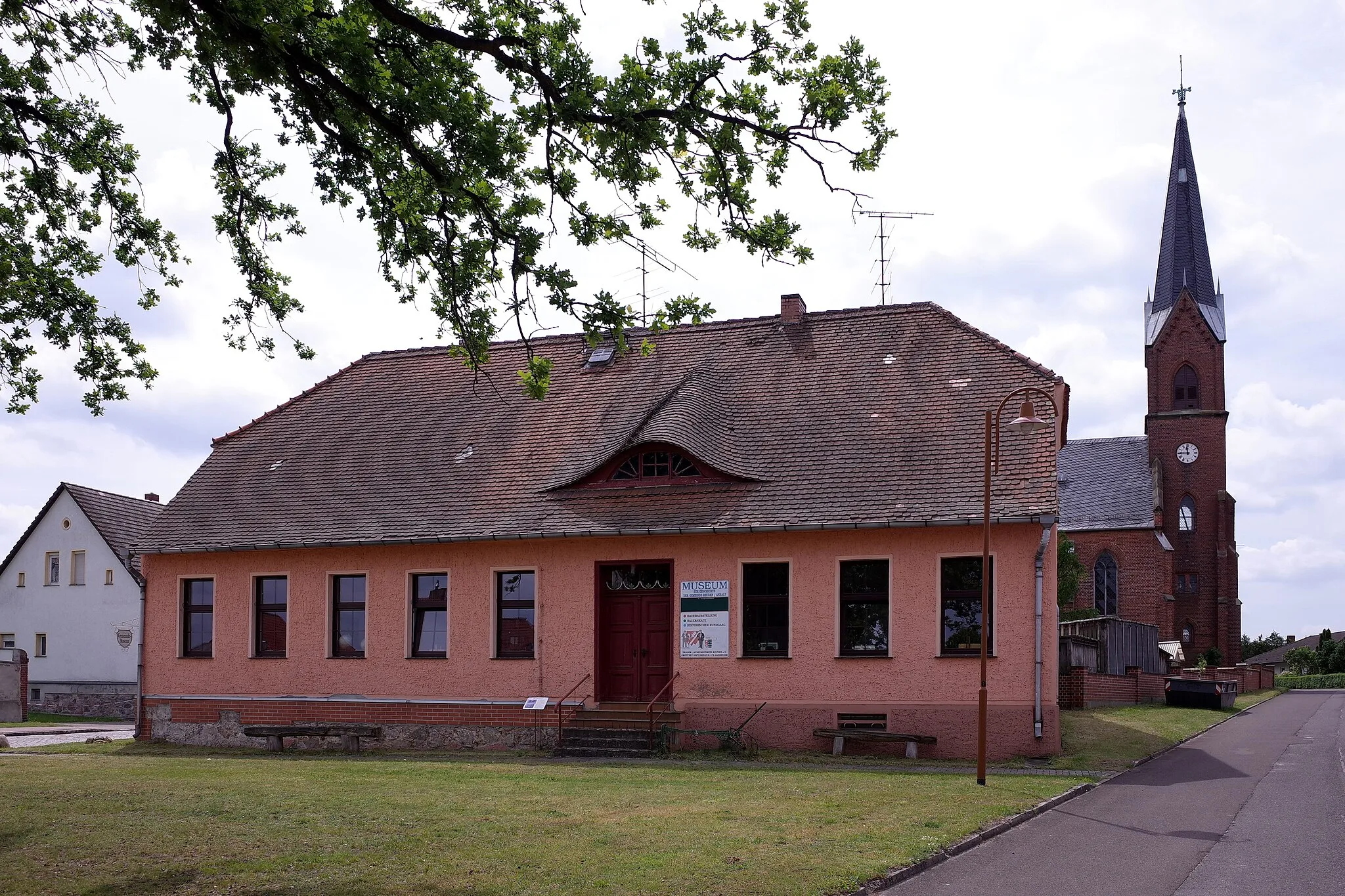 Photo showing: Stadt Zerbst (Anhalt), Dorfschule und Kirche im Ortsteil Reuden/Anhalt.