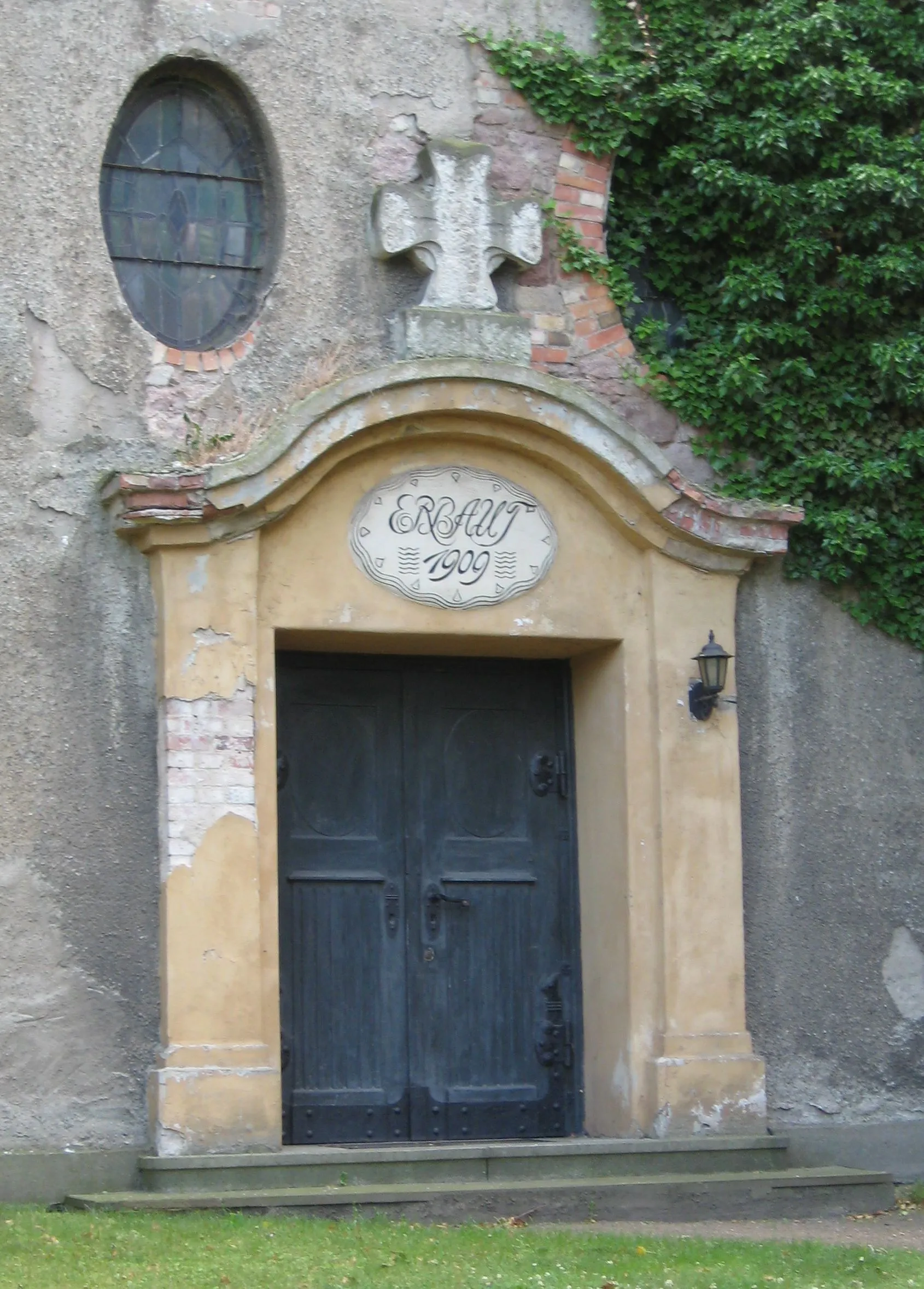 Photo showing: Eingang zur Kirche in Piethen.