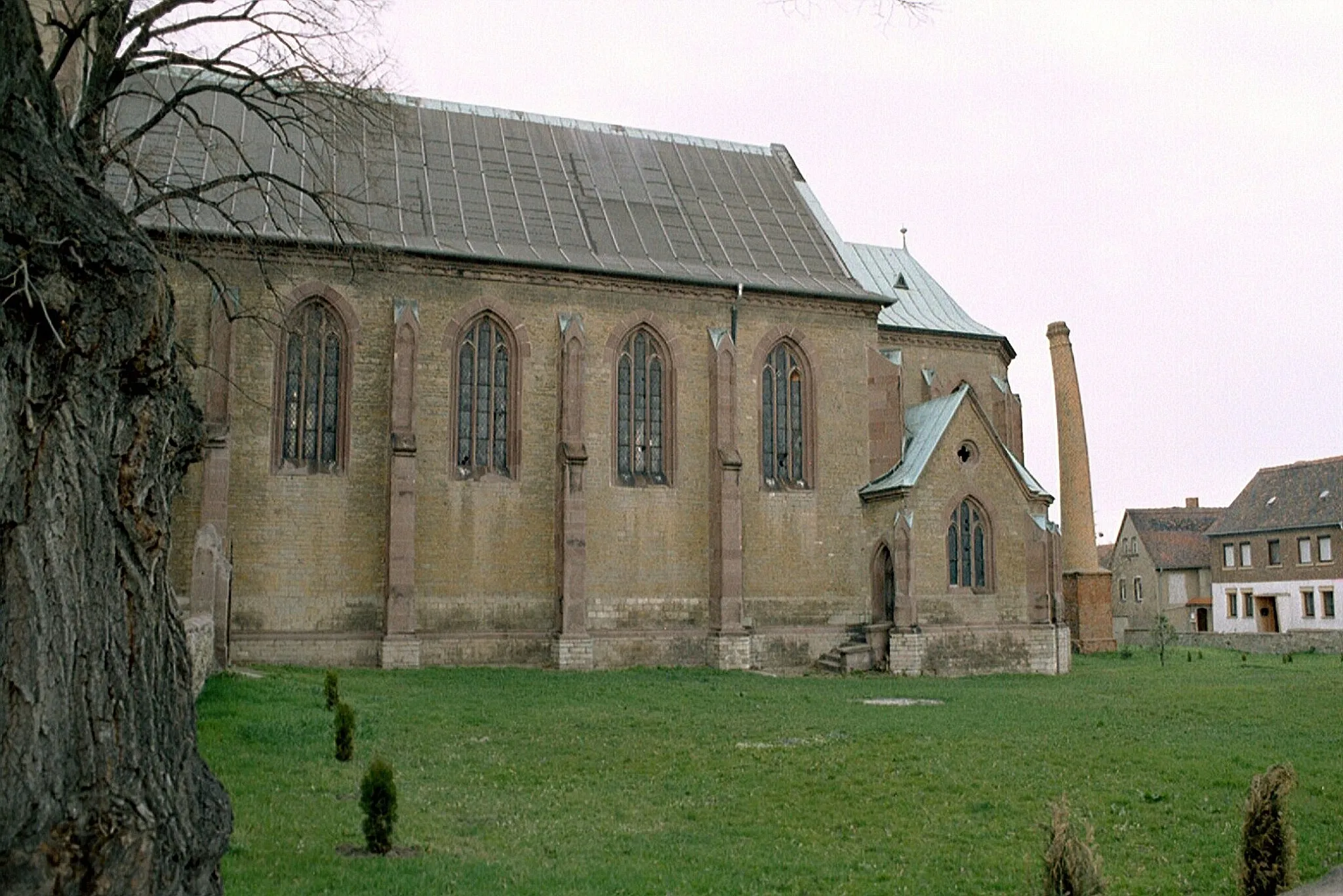 Photo showing: Arnstedt (Arnstein in Sachsen-Anhalt), village church with chimney