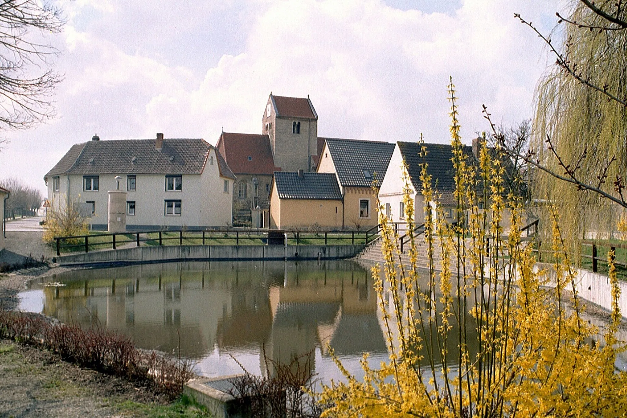 Photo showing: Albersroda (Steigra), the village pond, view to the church