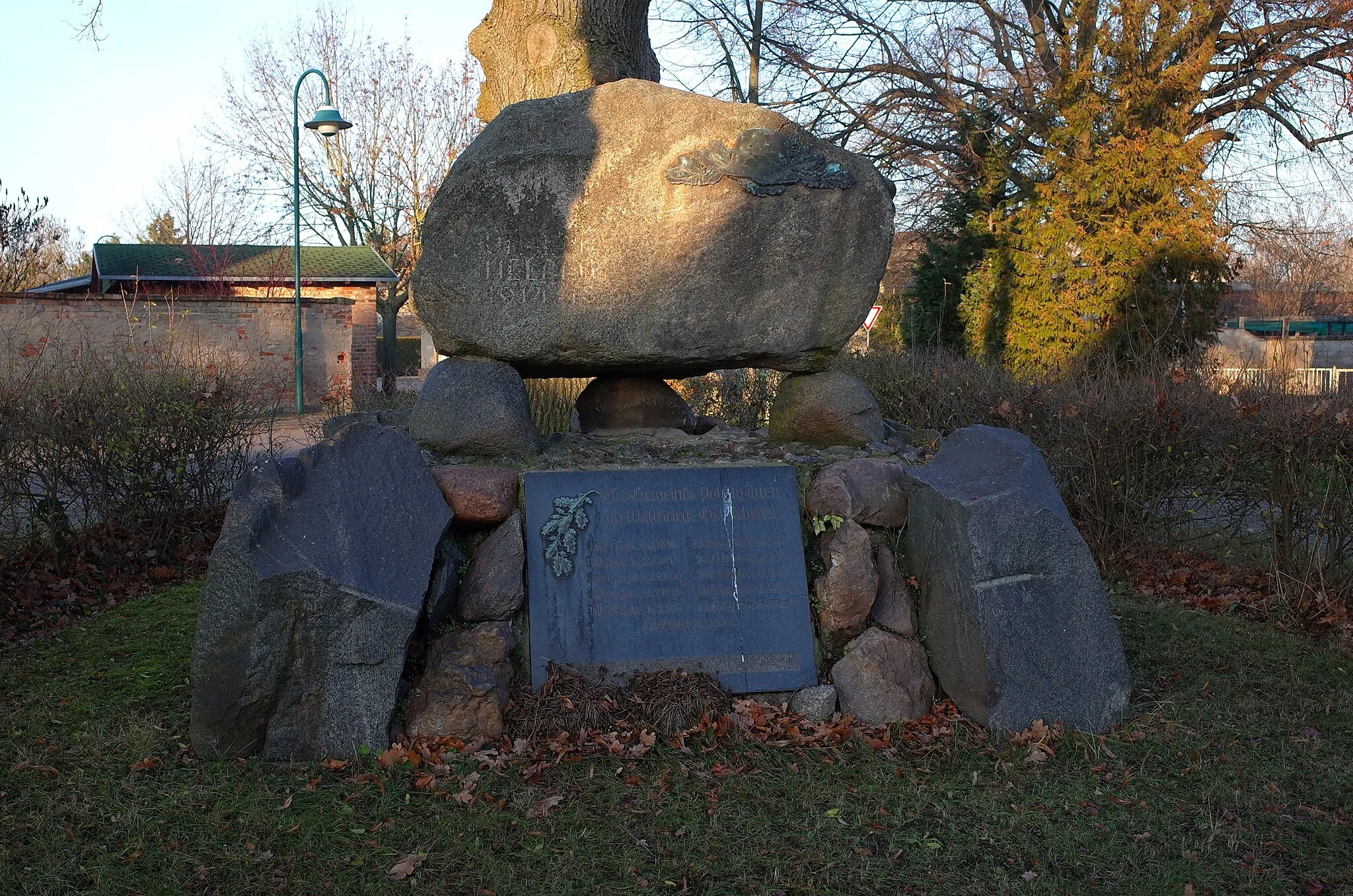 Photo showing: Nienburg (Saale), Kriegerdenkmal / Gefallenendenkmal 1914-1918 im Ortsteil Pobzig. (Baudenkmal im Denkmalverzeichniss Sachsen-Anhalt, Erfassungsnummer: 094 97647 000 000 000 000 [1])