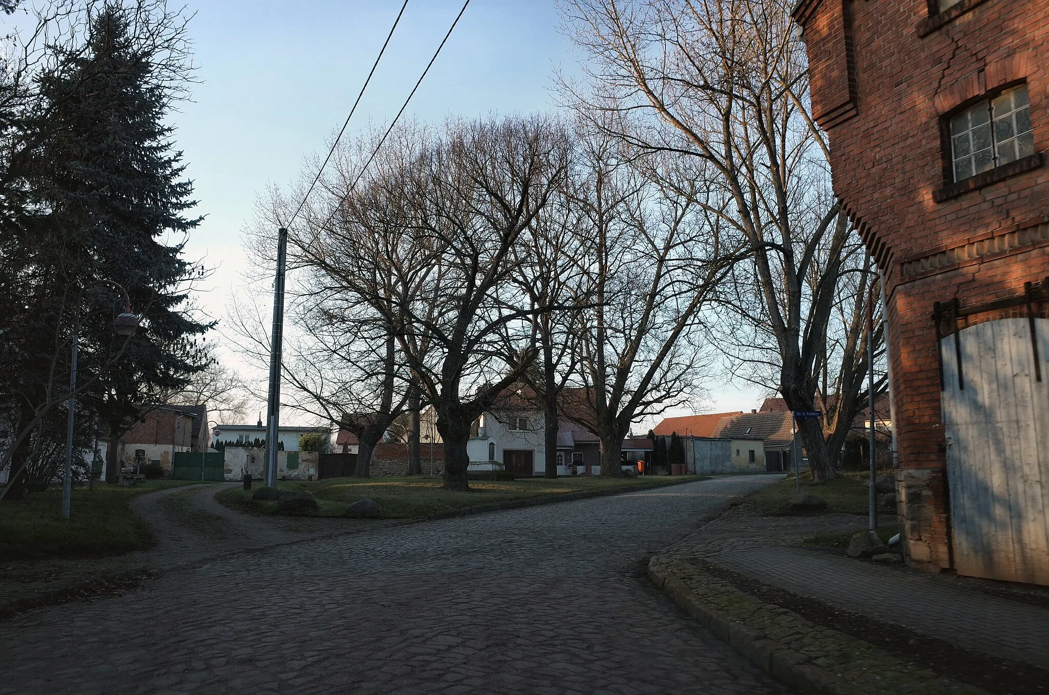 Photo showing: Nienburg (Saale), Dorfplatz mit Gefallenendenkmal im Ortsteil Gramsdorf. (Baudenkmal im Denkmalverzeichniss Sachsen-Anhalt, Erfassungsnummer: 094 97655 000 000 000 000 [1])