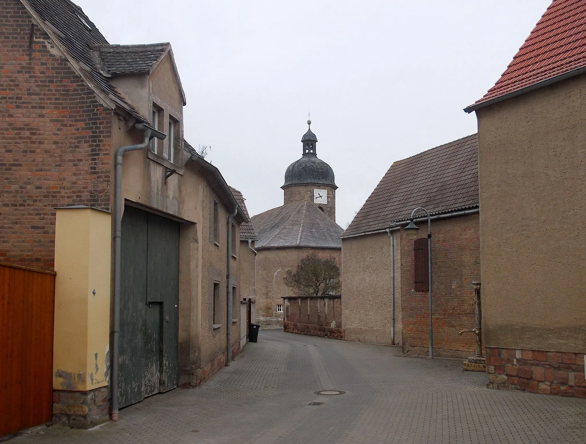 Photo showing: Kleine Naumburg street in Karsdorf (district: Burgenlandkreis, Saxony-Anhalt) with the church in the background