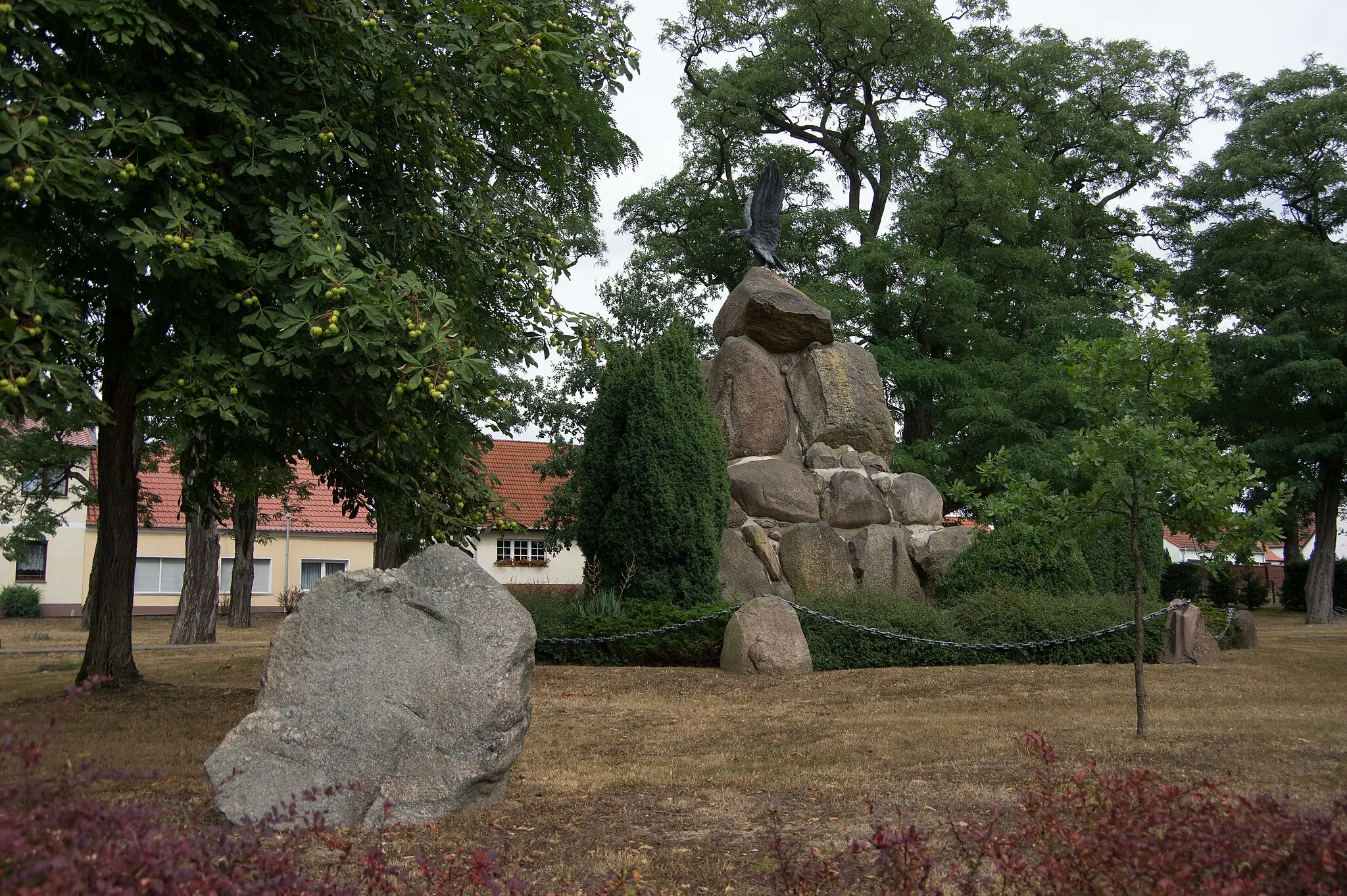 Photo showing: Gardelegen, Ortsteil Jävenitz. Das Kriegerdenkmal in der Nähe der Kirche.