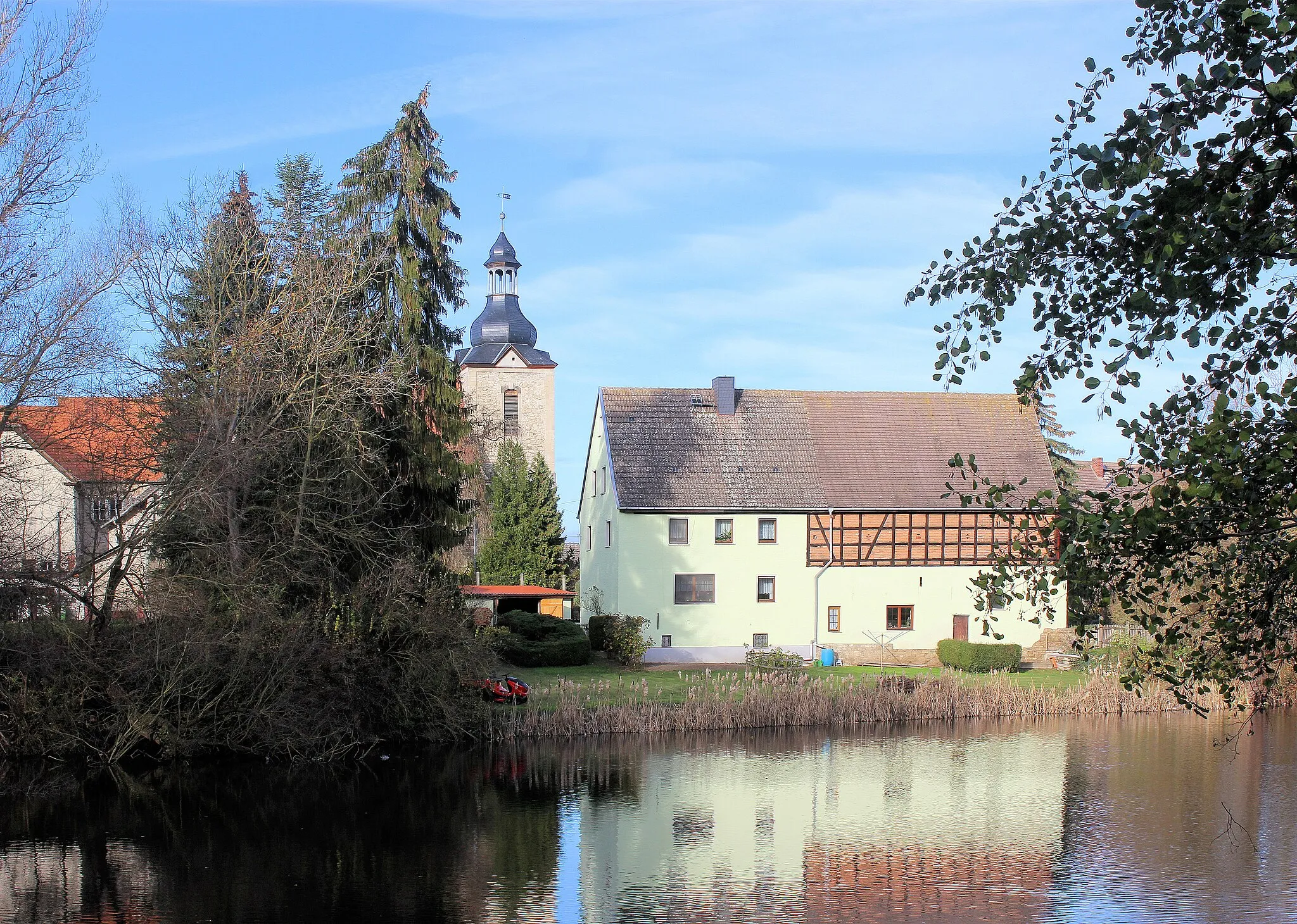 Photo showing: Klosterhäseler, the castle pond, view to the village