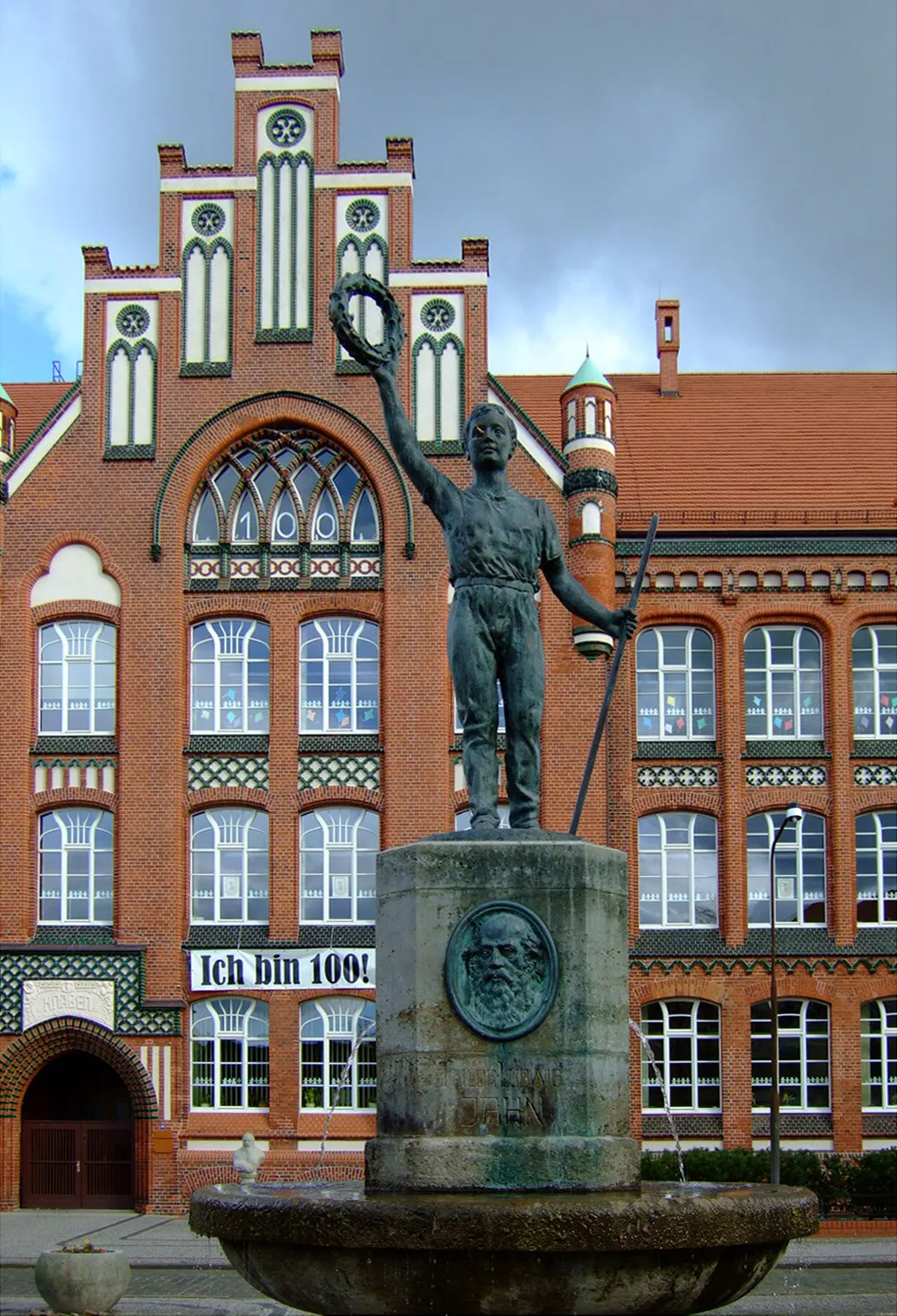 Photo showing: Friedrich Ludwig Jahn Elementary School in Wittenberge.  The school was constructed at the "Heisterbusch" in accordance with plans by the municipal architect Friede E. Bruns in 1905-07.  On August 11, 1928, on the occasion of the 150th birthday of Friedrich Ludwig Jahn, the school was named in his honor.  Jahn, the "Father of Gymnastics", was born in the nearby village of Lanz.